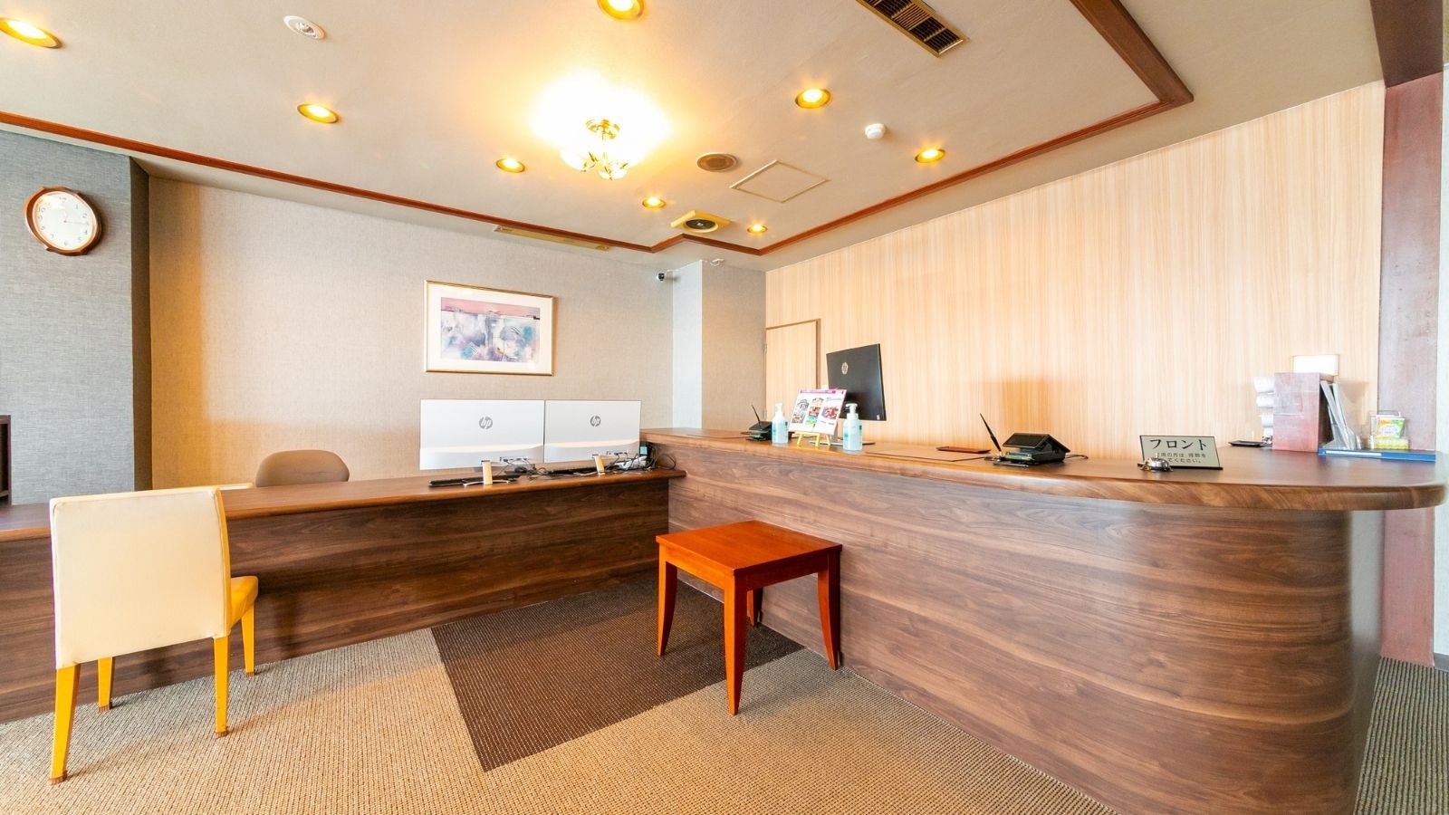 【前台】我們竭誠為您服務，確保您擁有舒適的住宿體驗。