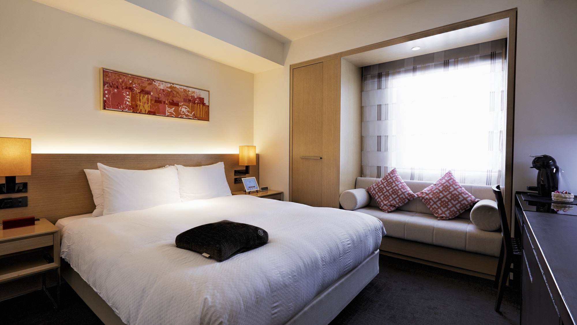 Relax in the "Deluxe Double" room featuring a sofa * The shape of the sofa varies depending on the room 07