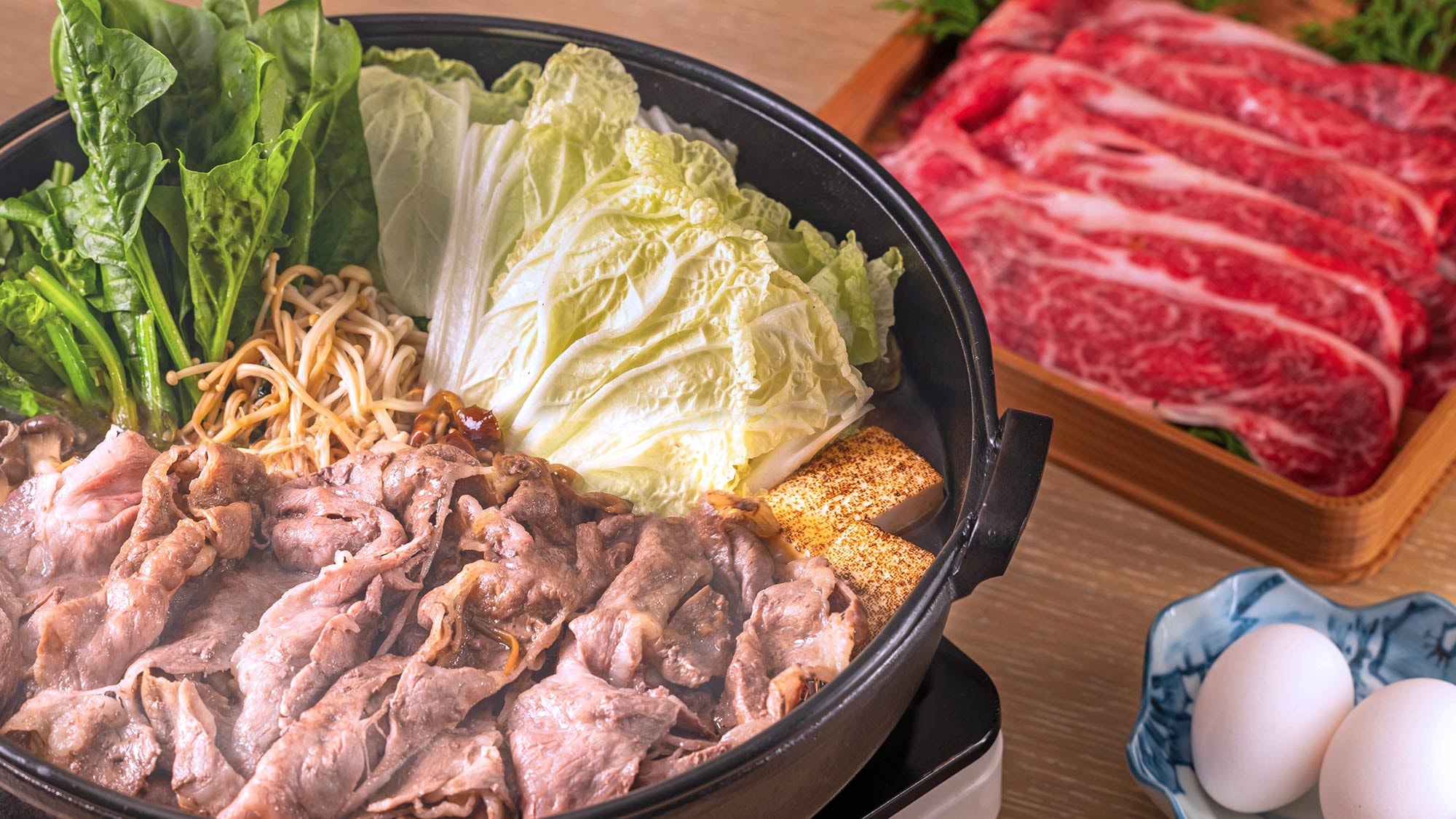 Sukiyaki được làm bằng thương hiệu thịt bò Joshu của tỉnh Gunma "thịt bò Akagi"