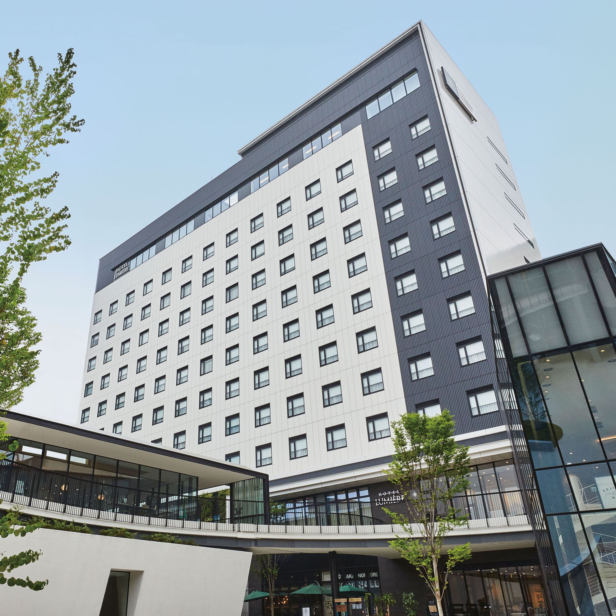 Eksterior hotel terlihat dari lantai pertama