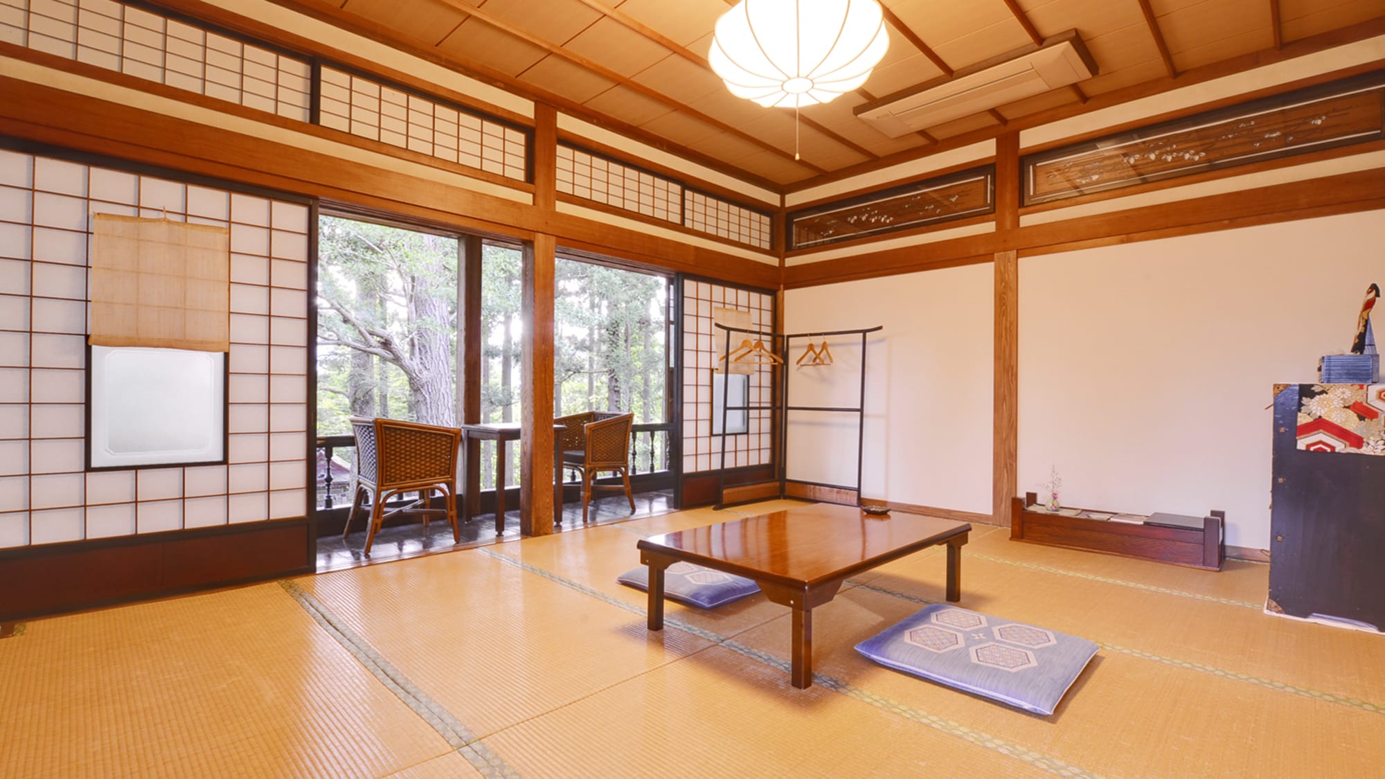 *[10 tatami mats / Example of a guest room] Relax while gazing at the garden, perfect for an adult's holiday.
