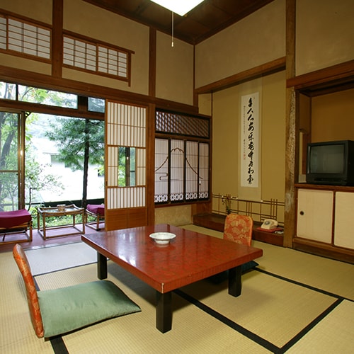 [Mountain lodge/standard guest room (8 tatami mat Japanese-style room)] A registered cultural property space, a relaxing 8 tatami mat standard guest room