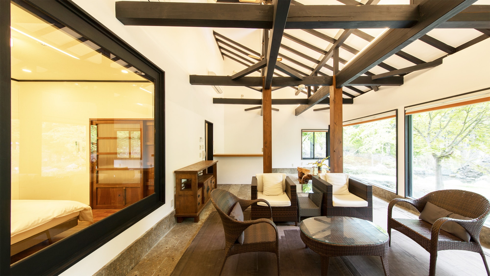 *VIP room/Living room with glass wall facing the garden