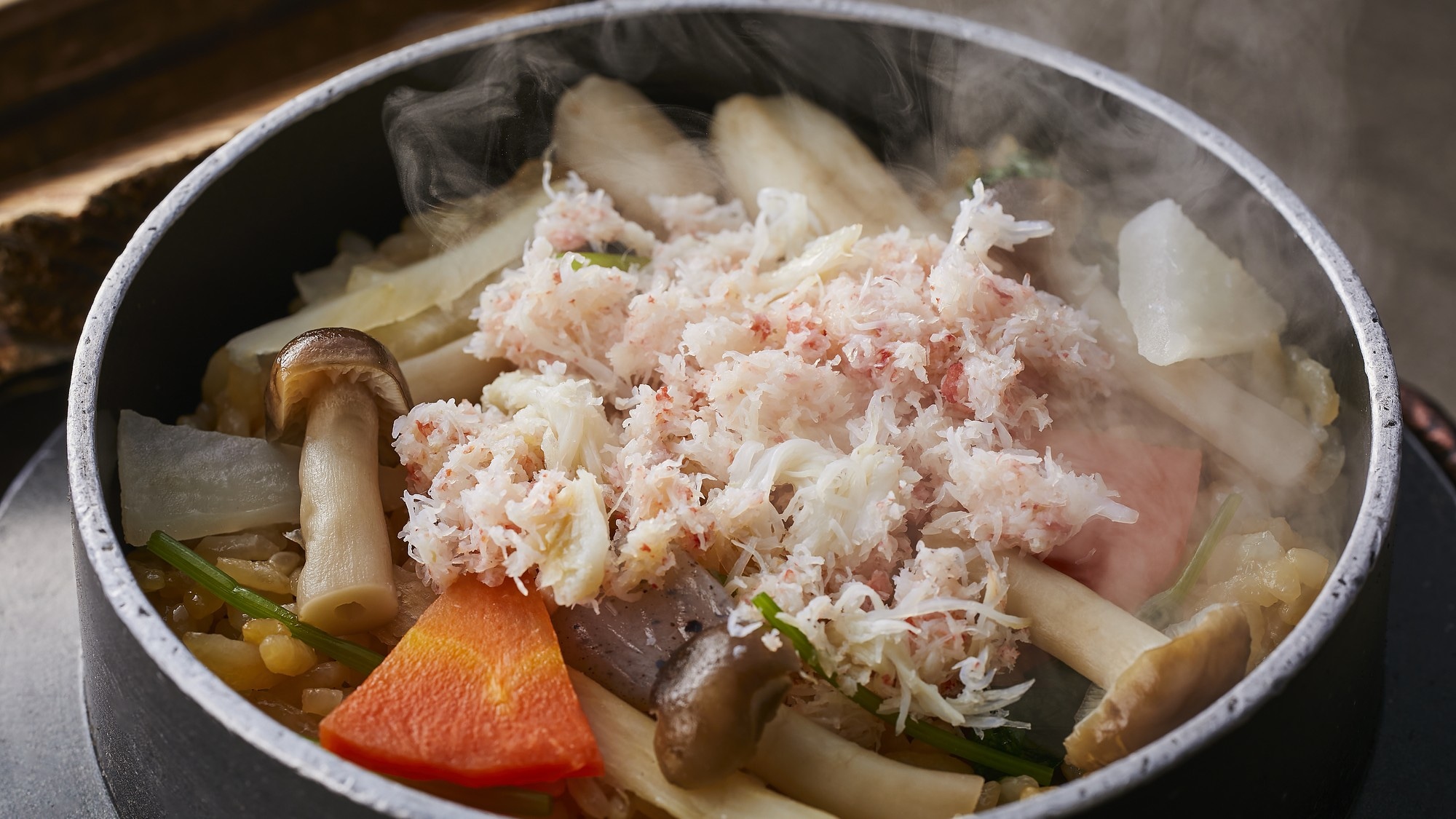 【地方特色怀石料理套餐】秋季（2026 年 9 月至 11 月）餐点：蟹肉蟹菇锅煮饭、红味噌汤、有马风味酱汁炖秋刀鱼。