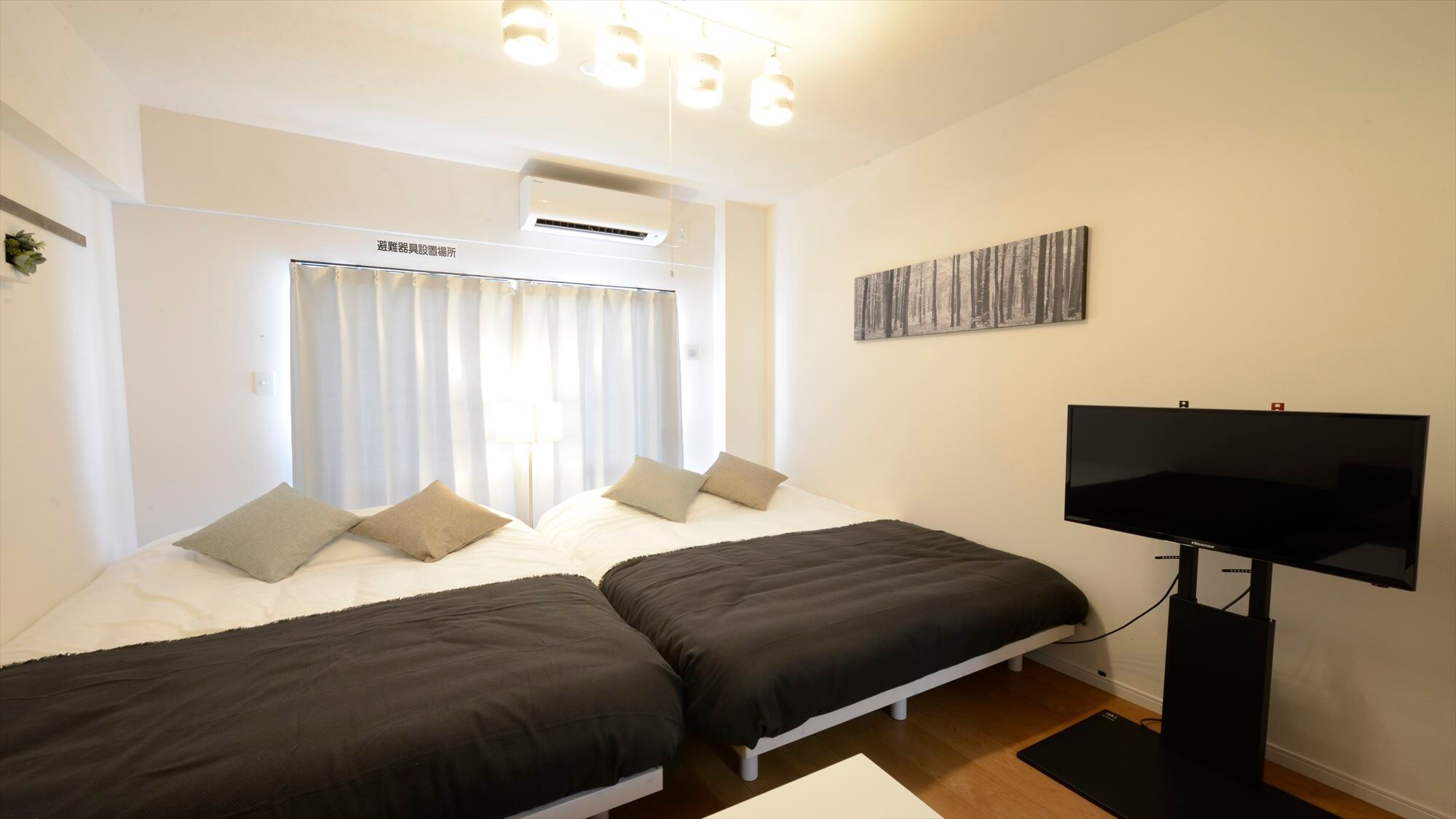 [White quadruple room]