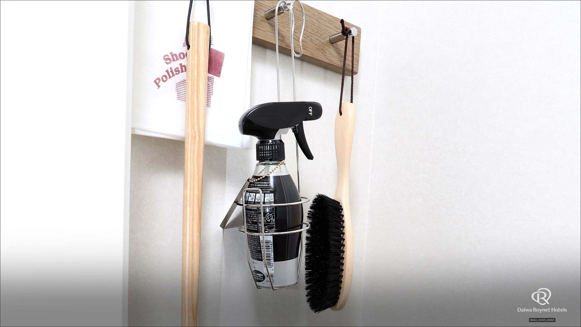 Kao "Resesh" (deodorant), shoehorn, shoe paper, clothes brush