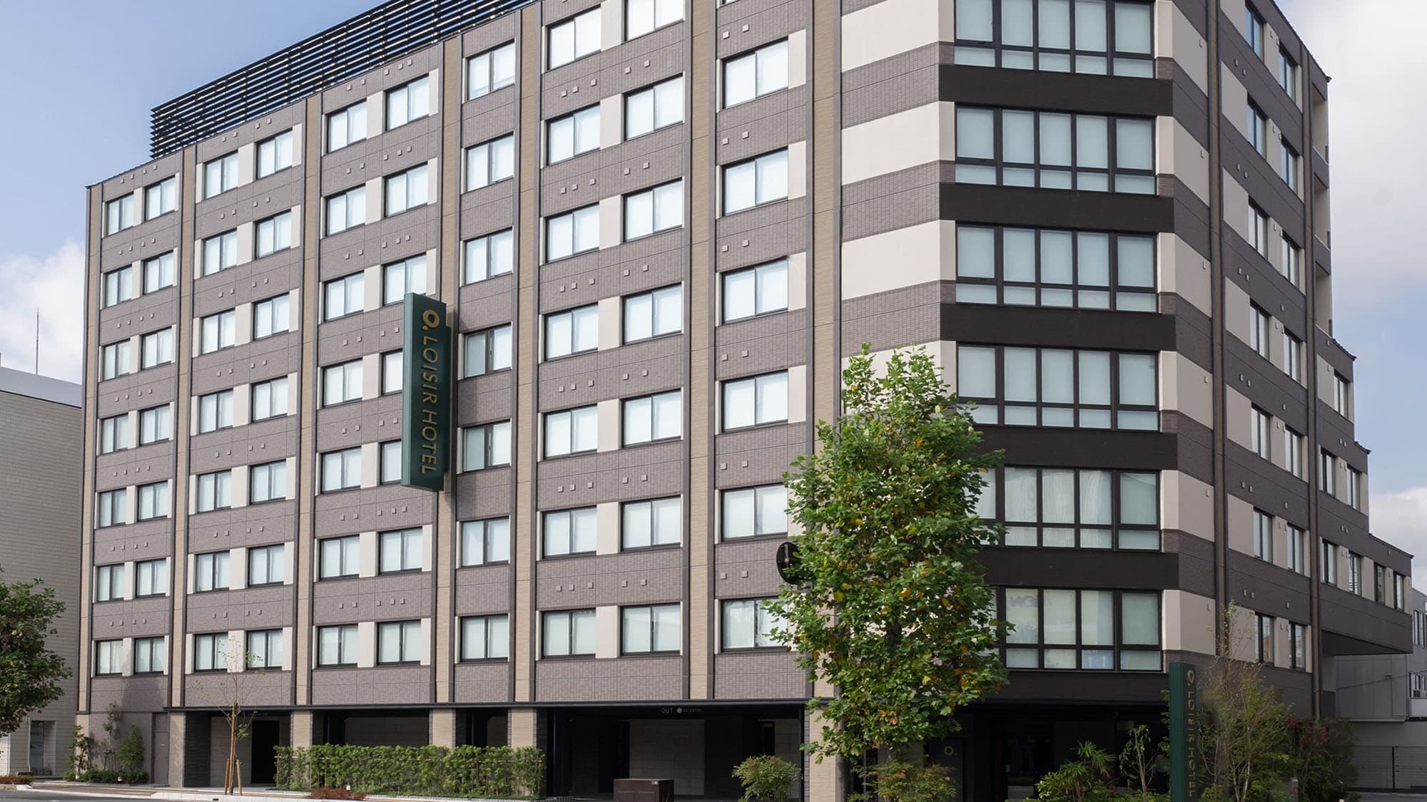 [Hotel exterior (daytime)] The modern hotel exterior. 3 minutes walk from Kintetsu Toji Station. 12 minutes walk from JR Kyoto Station.