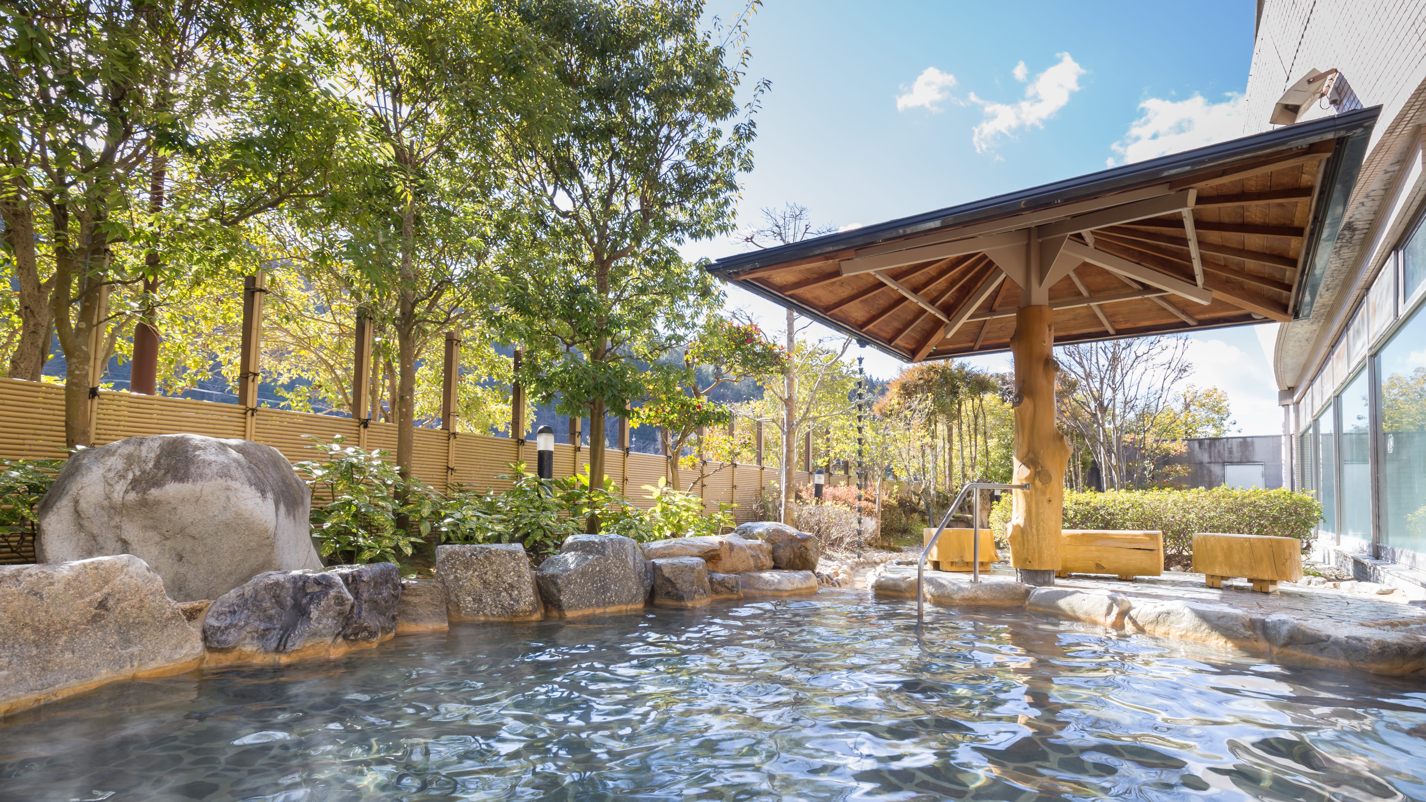 Open-air bath: You can use the adjacent Kur Resort Yufunesawa hot spring bath facility.