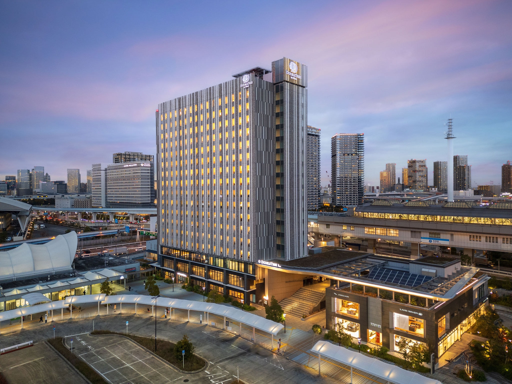 Located next to Kokusai Tenjijo Station and Ariake Station, this hotel is in an ideal location for sightseeing and business.