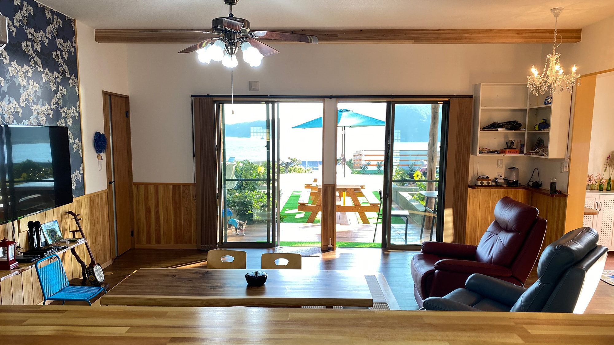 *[Room (living room)] You can see the outside from the kitchen.