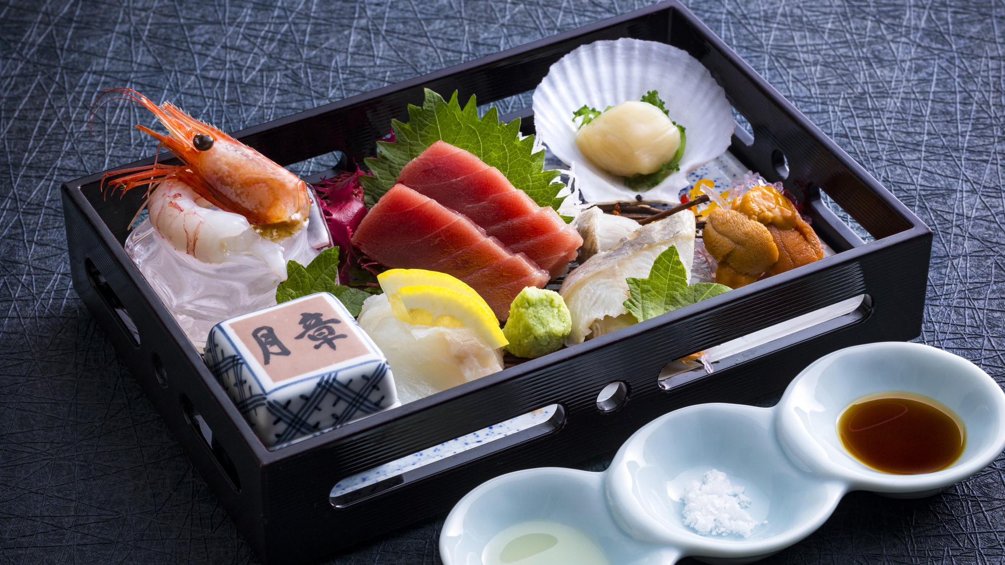 【2025夏 金月】刺身由海胆、蓝鳍金枪鱼、北海道扇贝、比目鱼、鲭鱼等制成，并用厨师特制的清酒调味。