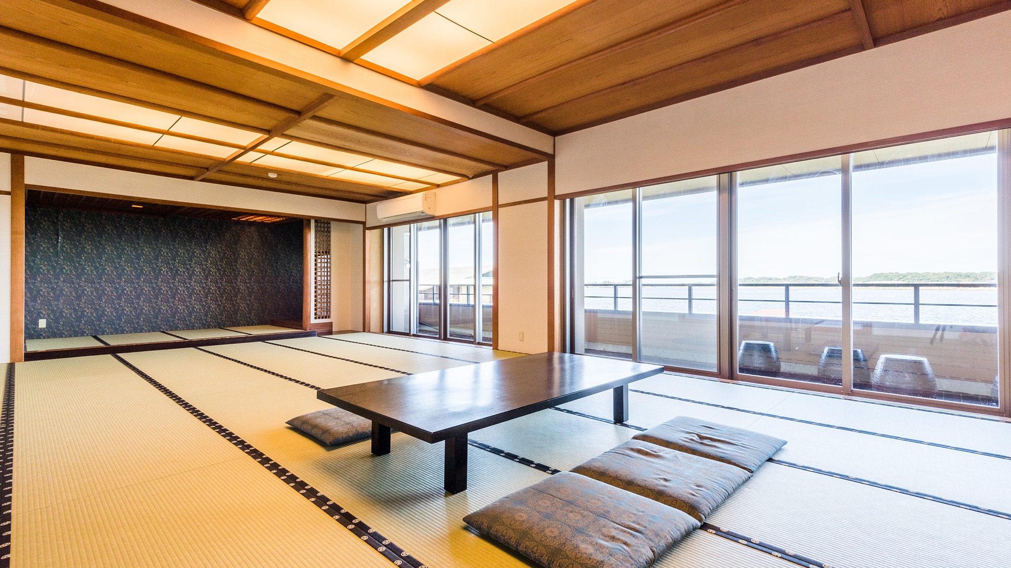 36-tatami Japanese-style room (smoking) / lake side