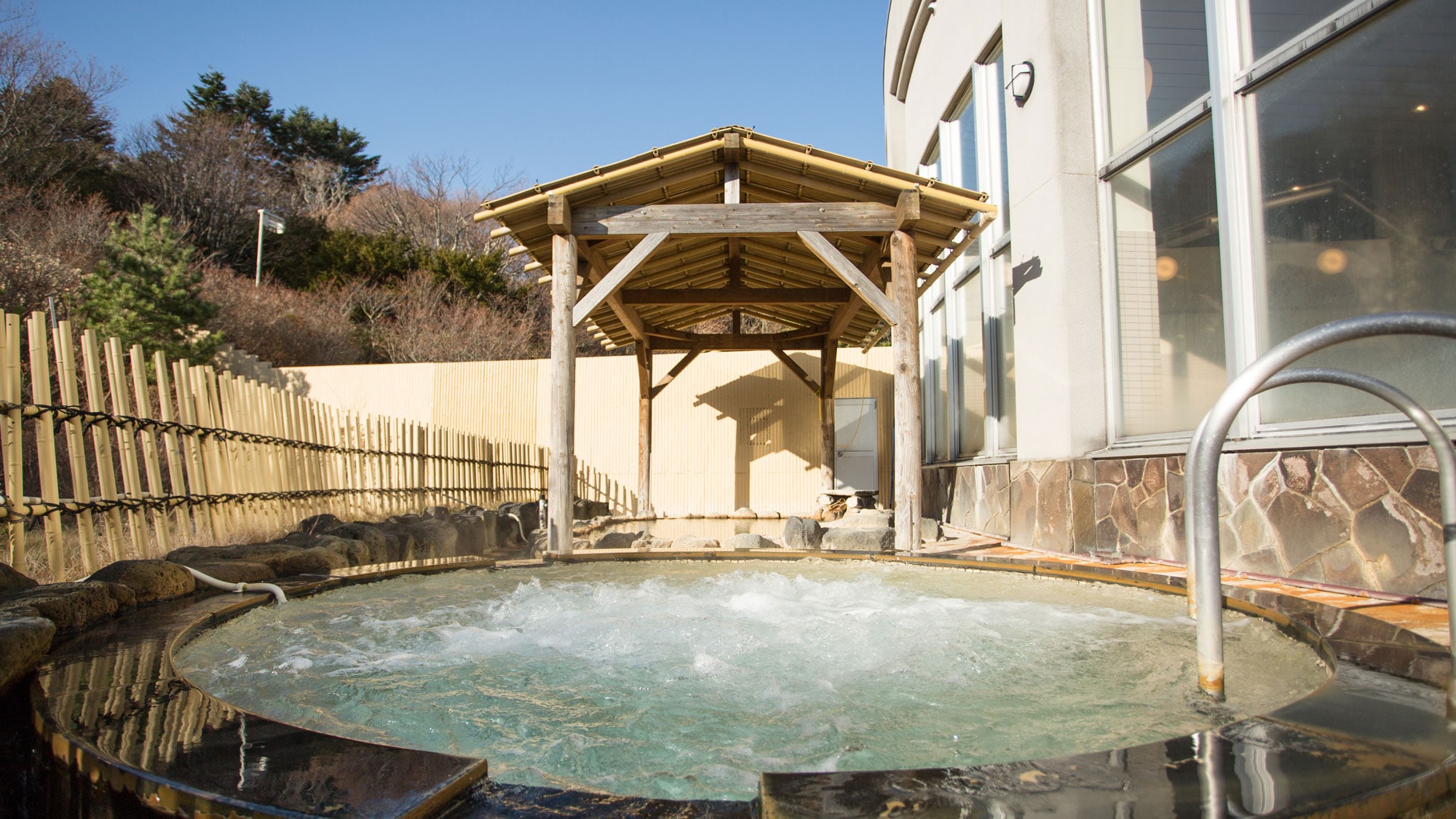 Day-trip hot spring facility "Yuttarikan" Todopokkuru, open-air jacuzzi