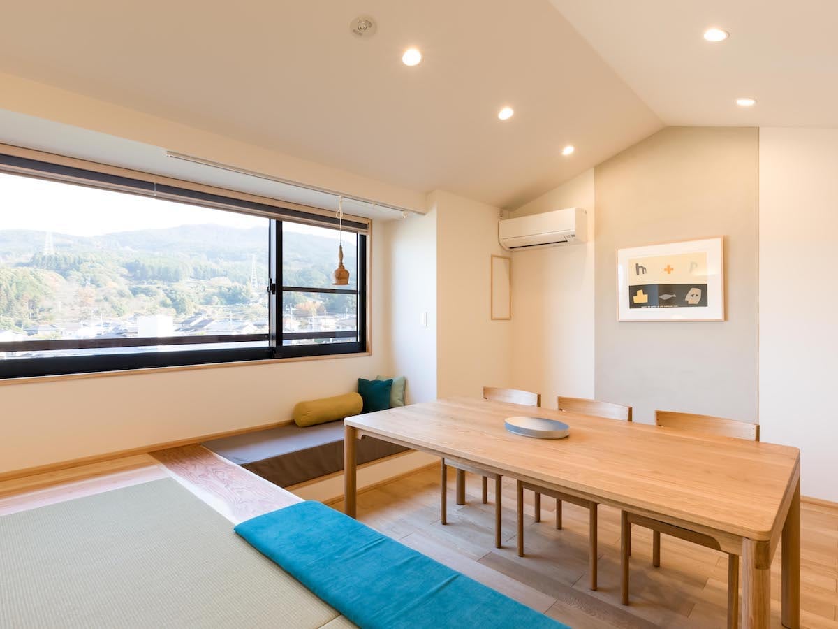 [Suite room with semi-open-air bath] Enjoy a luxurious time with the largest floor plan connecting two rooms
