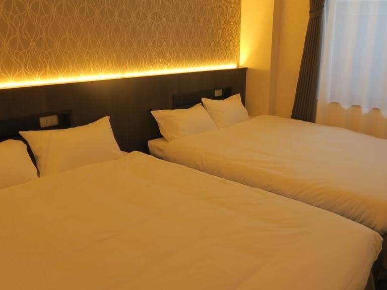 When you use it at night, the warm lighting and large bed create a soothing and relaxing space.