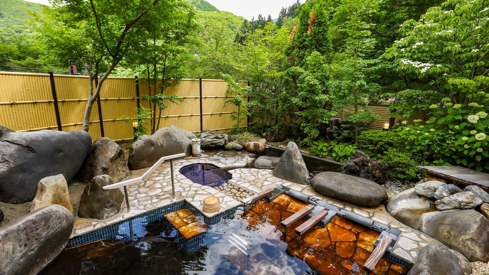・There is also a corner where you can lie down and relax in the open-air bath.