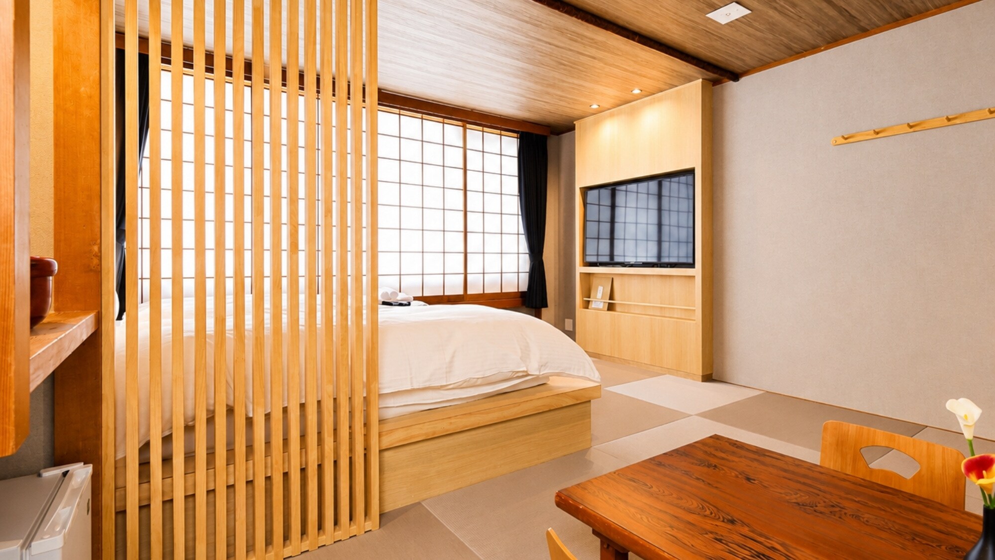 [10 tatami mats] Japanese modern deluxe | Accommodates 3 people, with shower toilet.