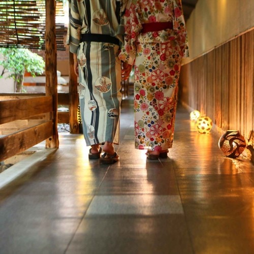 The hallway leading to the rooms is decorated with "Toakari" pottery by a local ceramic artist.