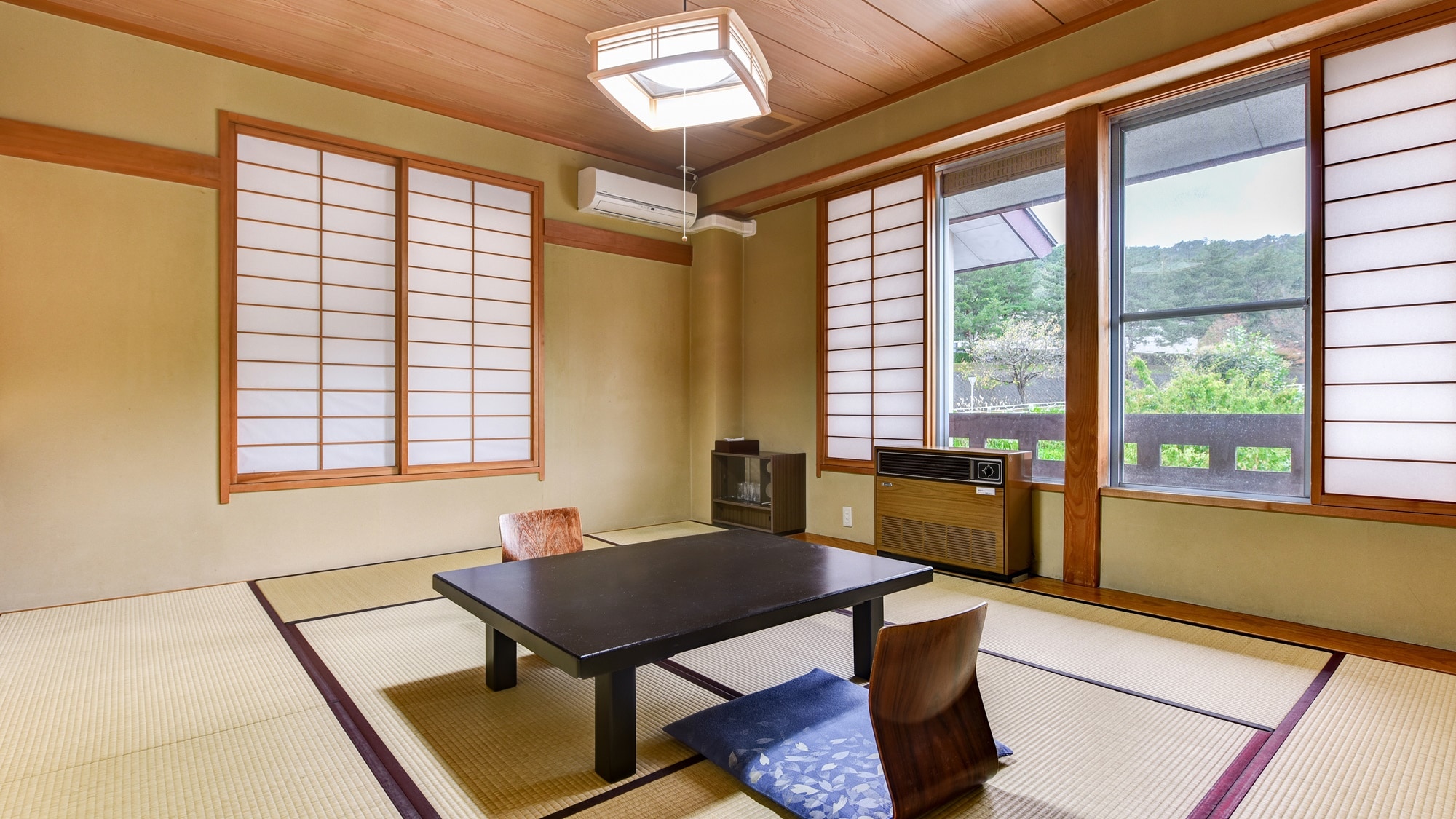 *[Example of guest room] Japanese-style room with 10 tatami mats/Relax yourself after your trip in a relaxing space that exudes a Japanese sensibility.