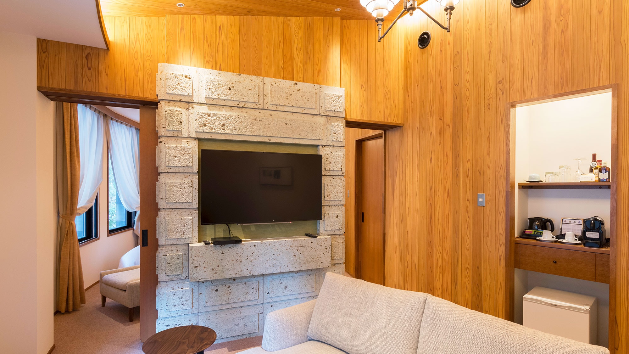 [Main building 3rd floor / 50 square meters] A high-quality, relaxing room equipped with custom-made European lighting and furniture.