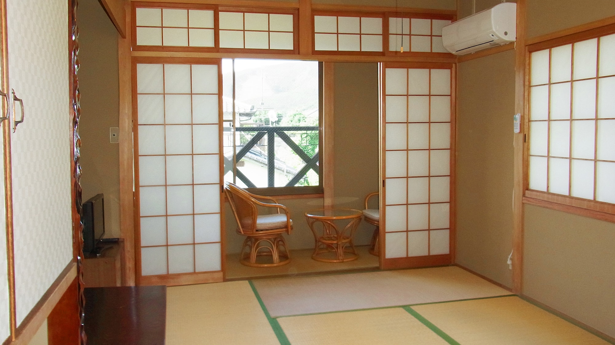 *[Example of a guest room] Separate bathroom and toilet / equipped with a sink, air conditioner, TV, and Wi-Fi / no refrigerator