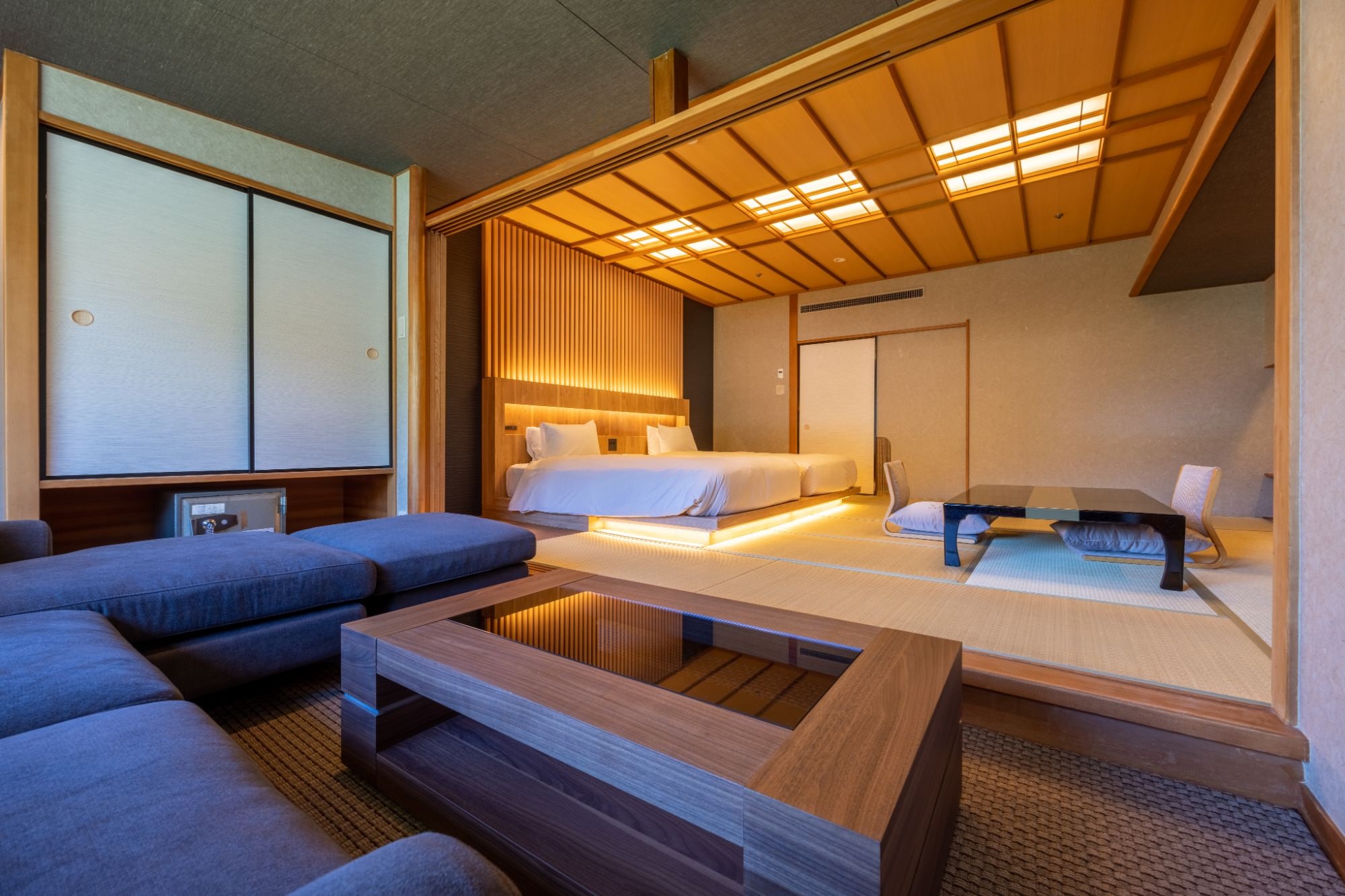 [Riverside View] Japanese-Western style room (10 tatami mats) + twin beds, capacity 6 people (non-smoking)