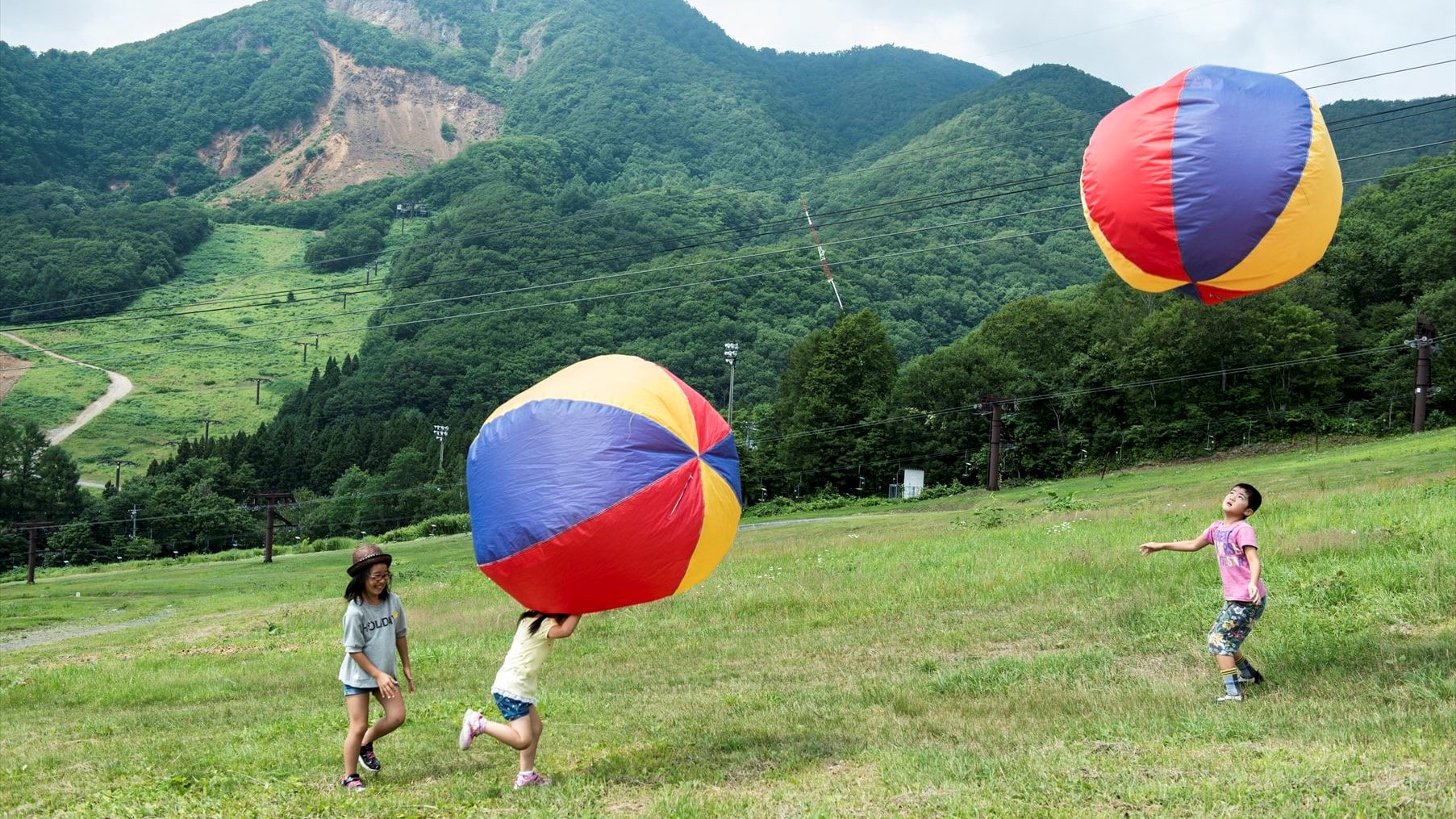 [Huge balloon play] Let's play in the plateau field! Huge balloons with a diameter of about 150 cm are available for rental. *Free for guests staying overnight.