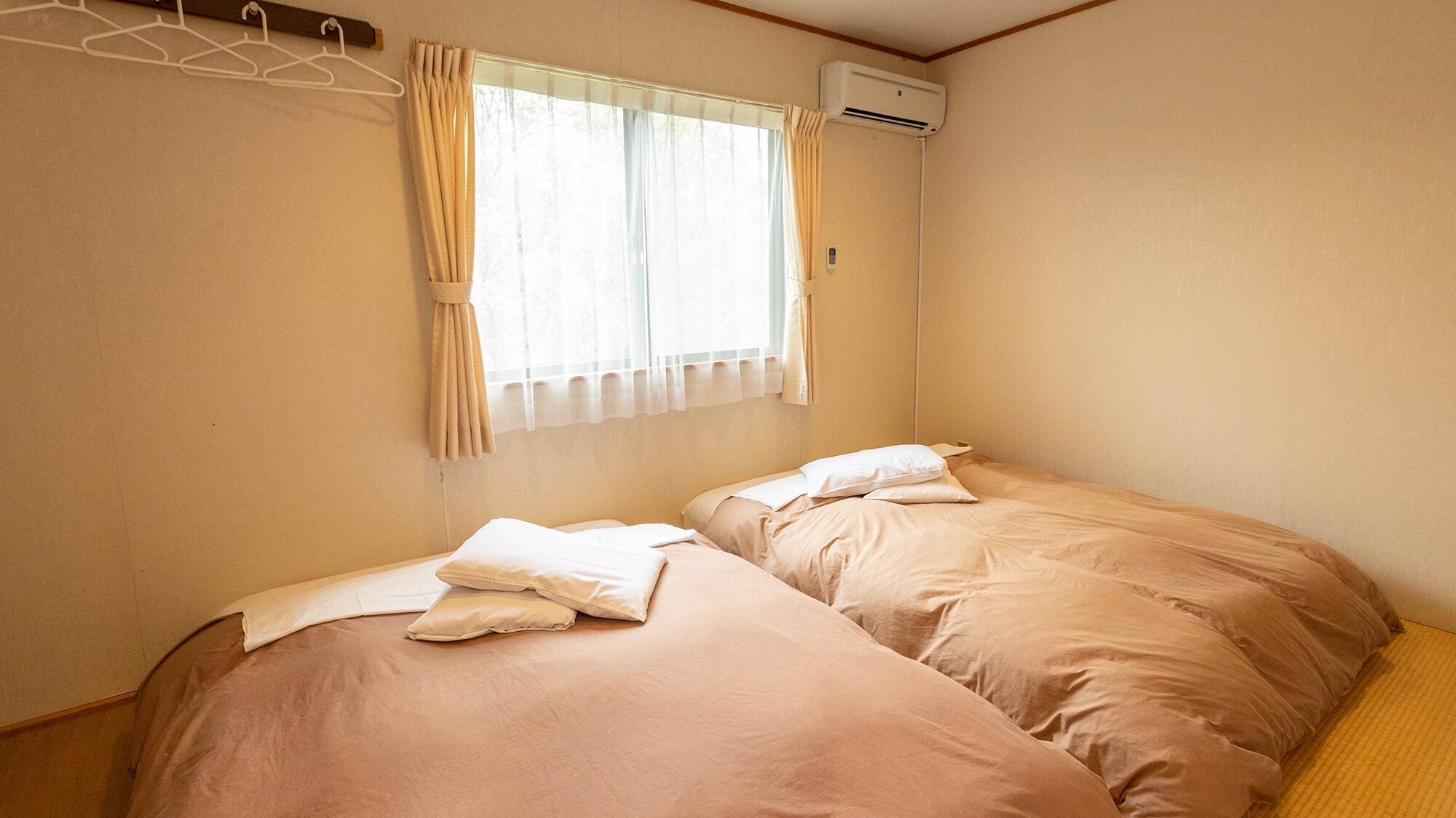 บ้านเดี่ยวแบบ 2LDK ห้องนอน (ตัวอย่างห้องพักแขก) มีเตียงคู่ 2 เตียง