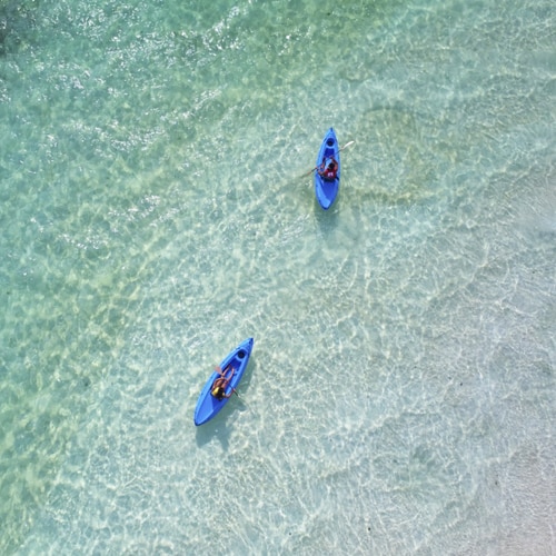 * Kayak / Enjoy a walk in the sea while surrounded by the blue sea and sky.