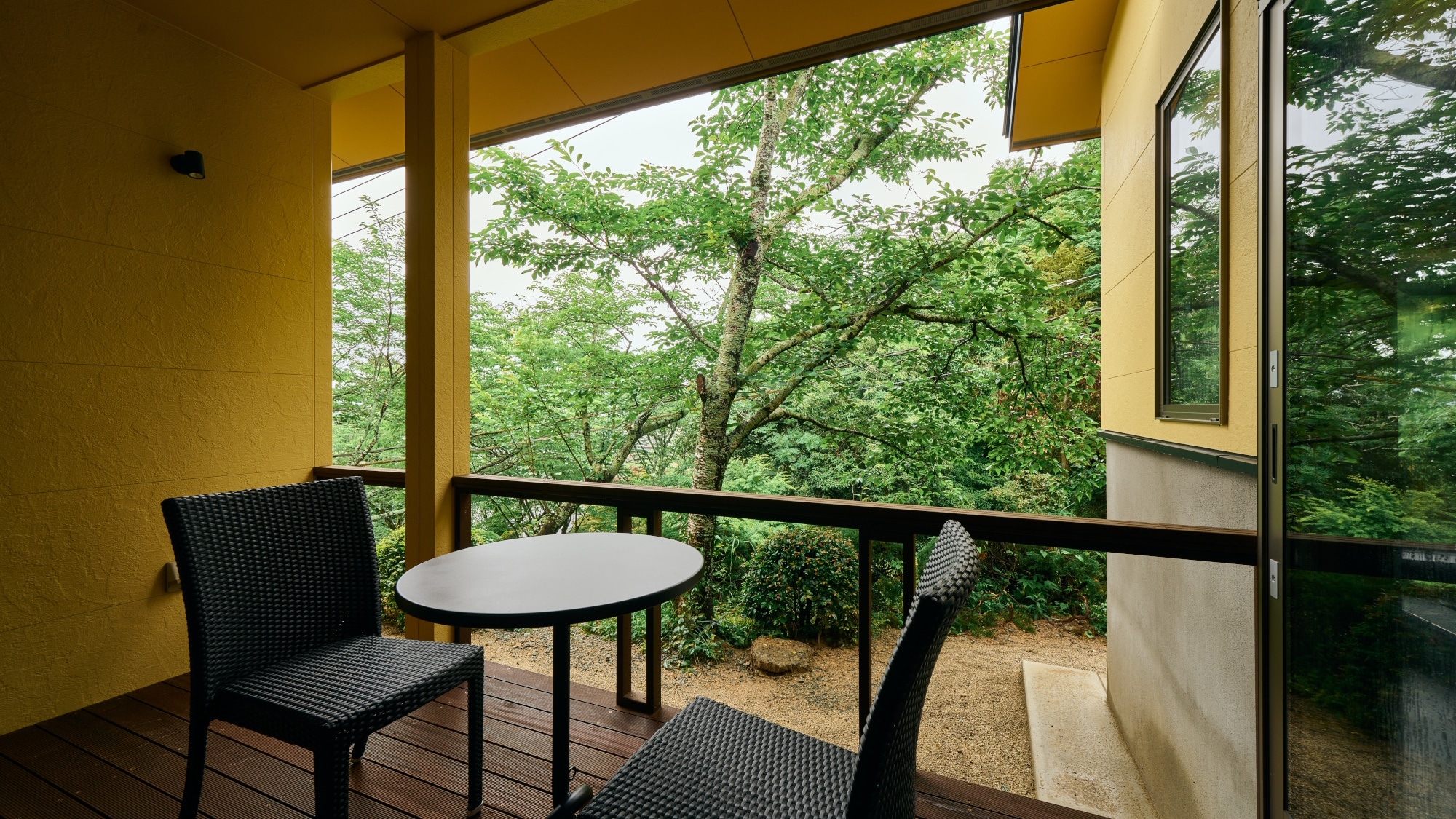 [Bettei Sakura / Example of a Western-style room] Relax while looking outside from the terrace.