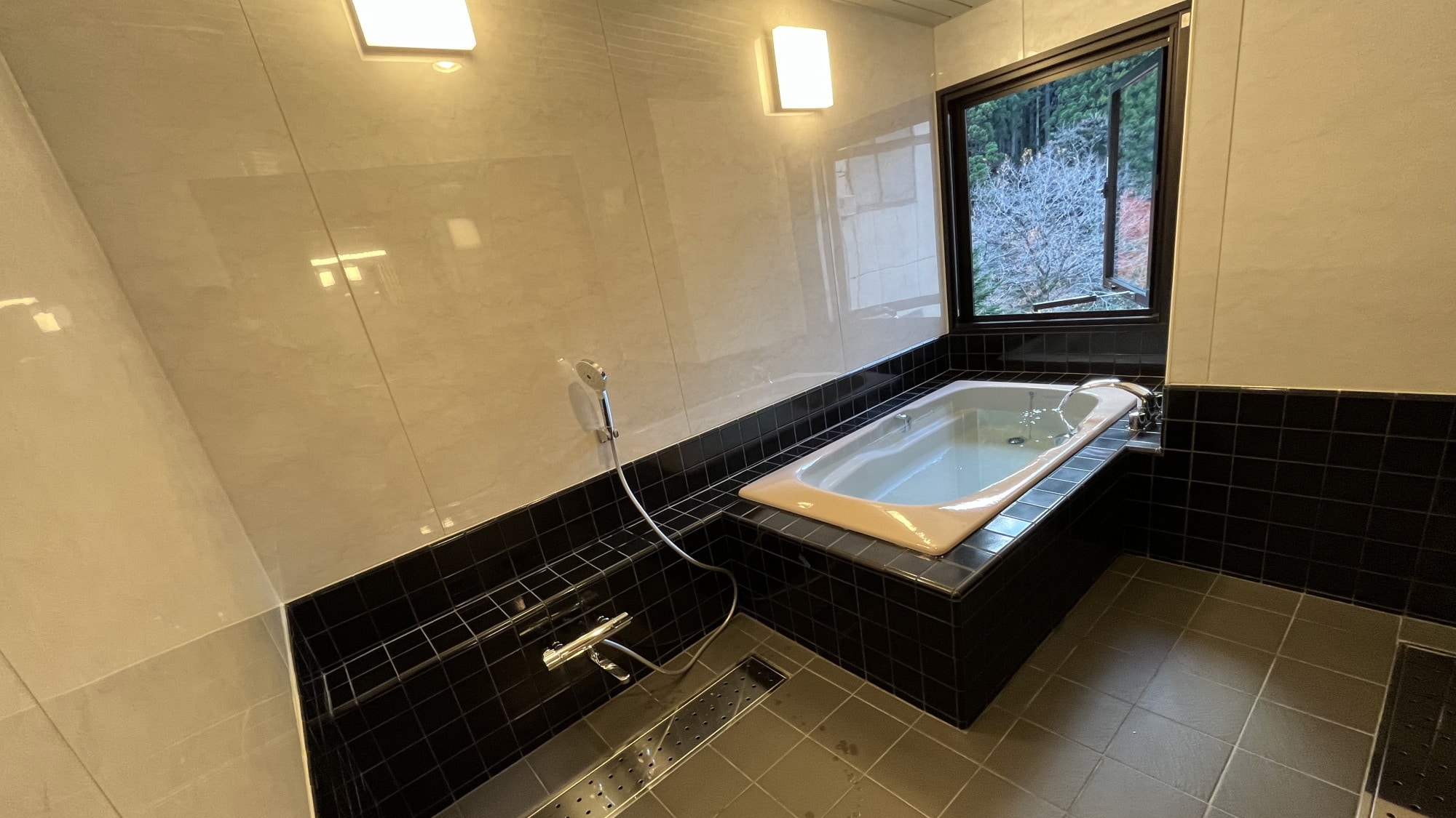 [Sakura] Tanigawadake side hot spring half open-air bath & living room & 2 twin rooms (renovated in November 2022)