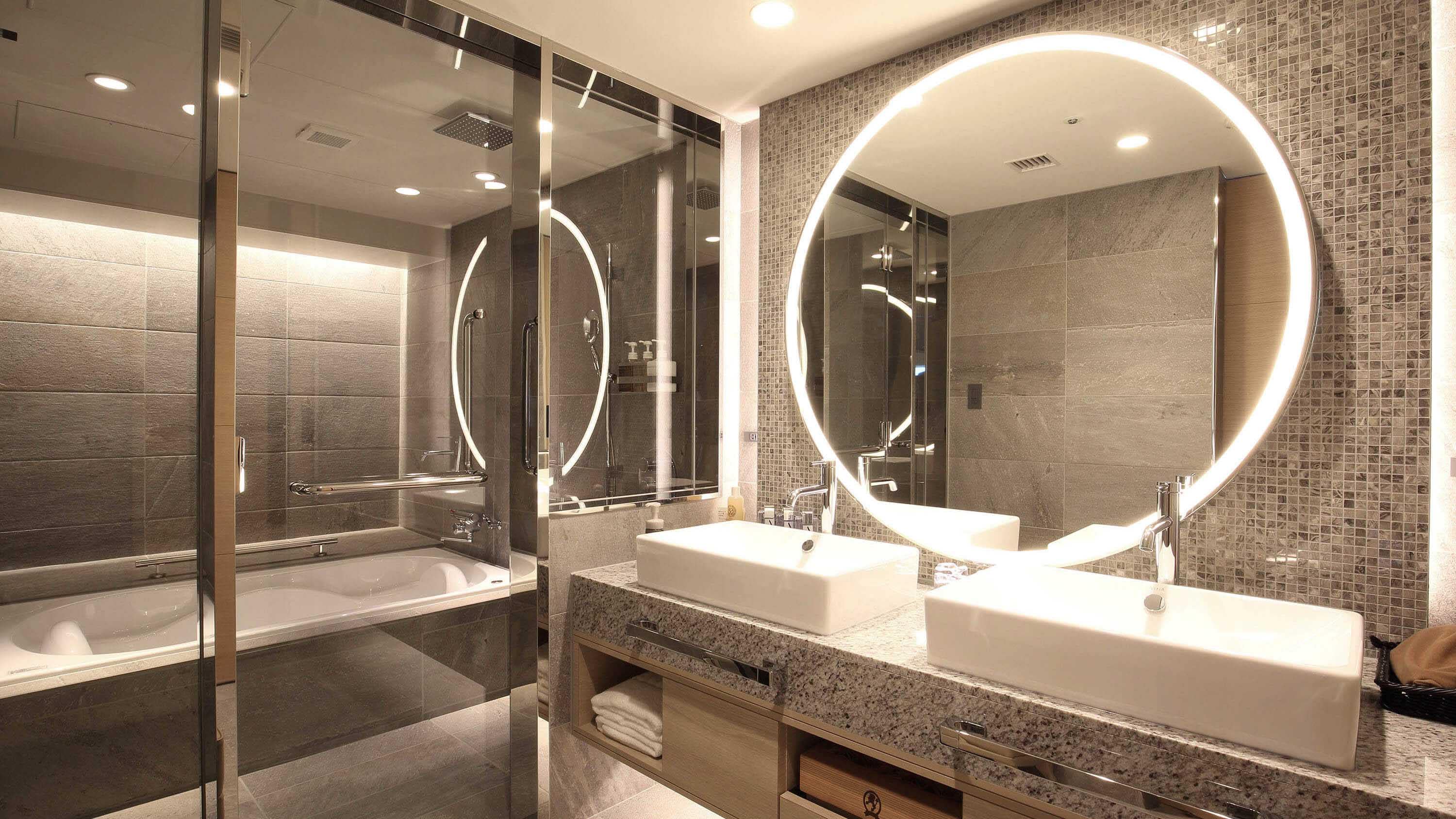 "Semi-suite" bathroom