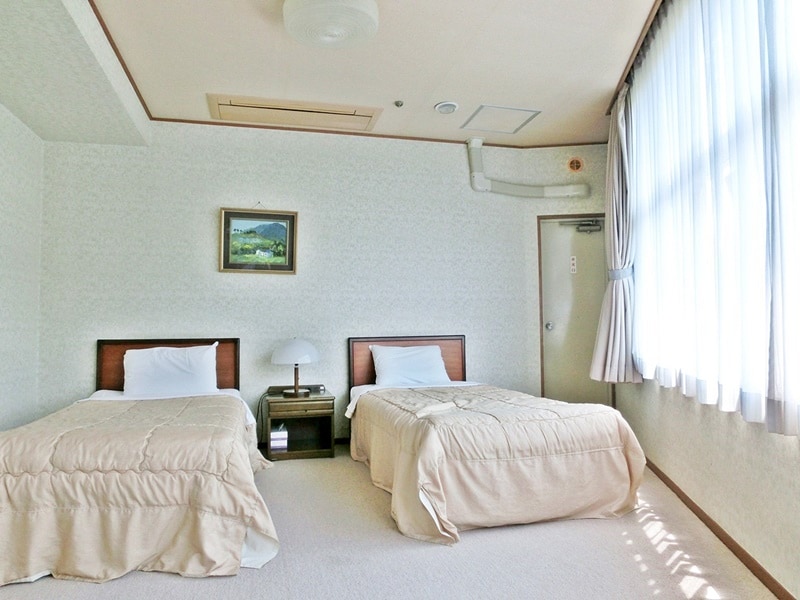 [Japanese-Western style room of 8 tatami mats or more + twin] Guest room example