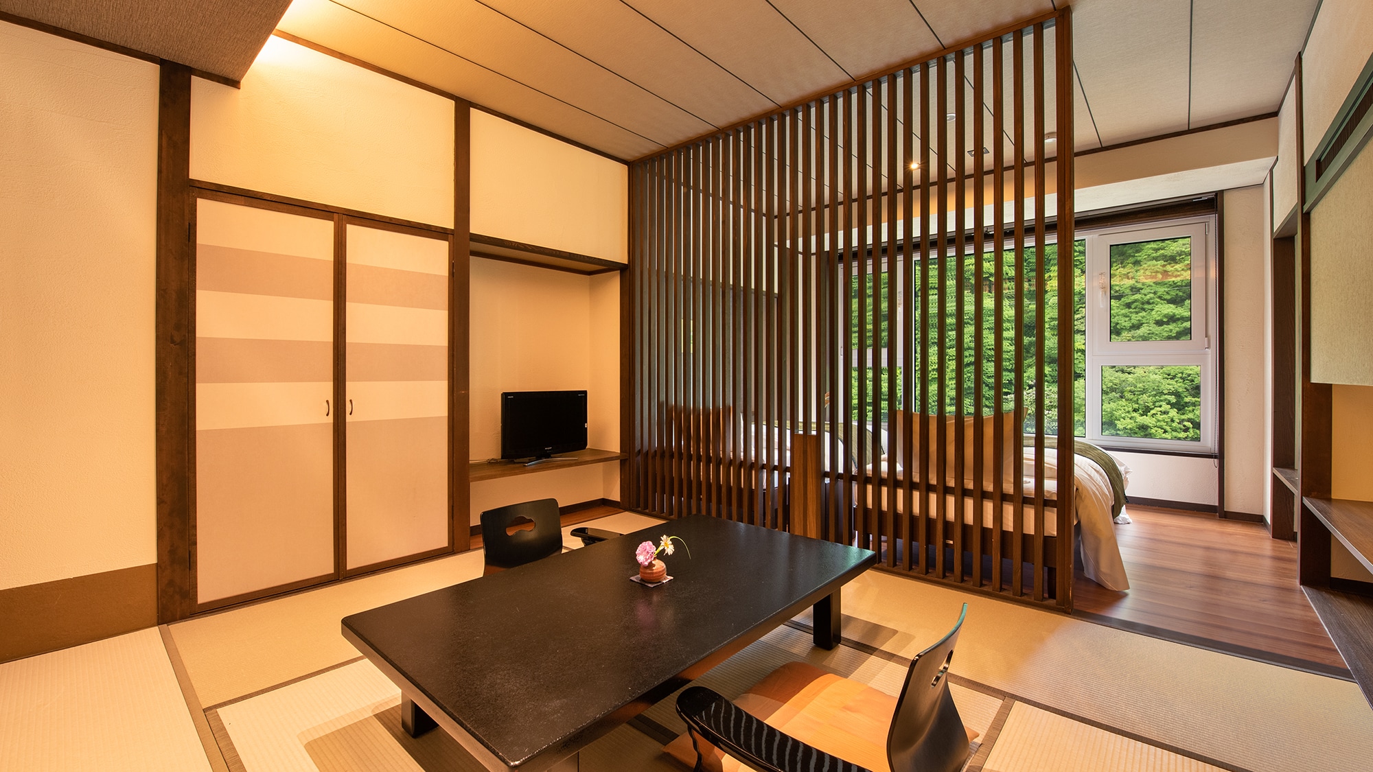*[Modern Japanese-Western style room] Top floor guaranteed! <8 tatami + 2 beds>