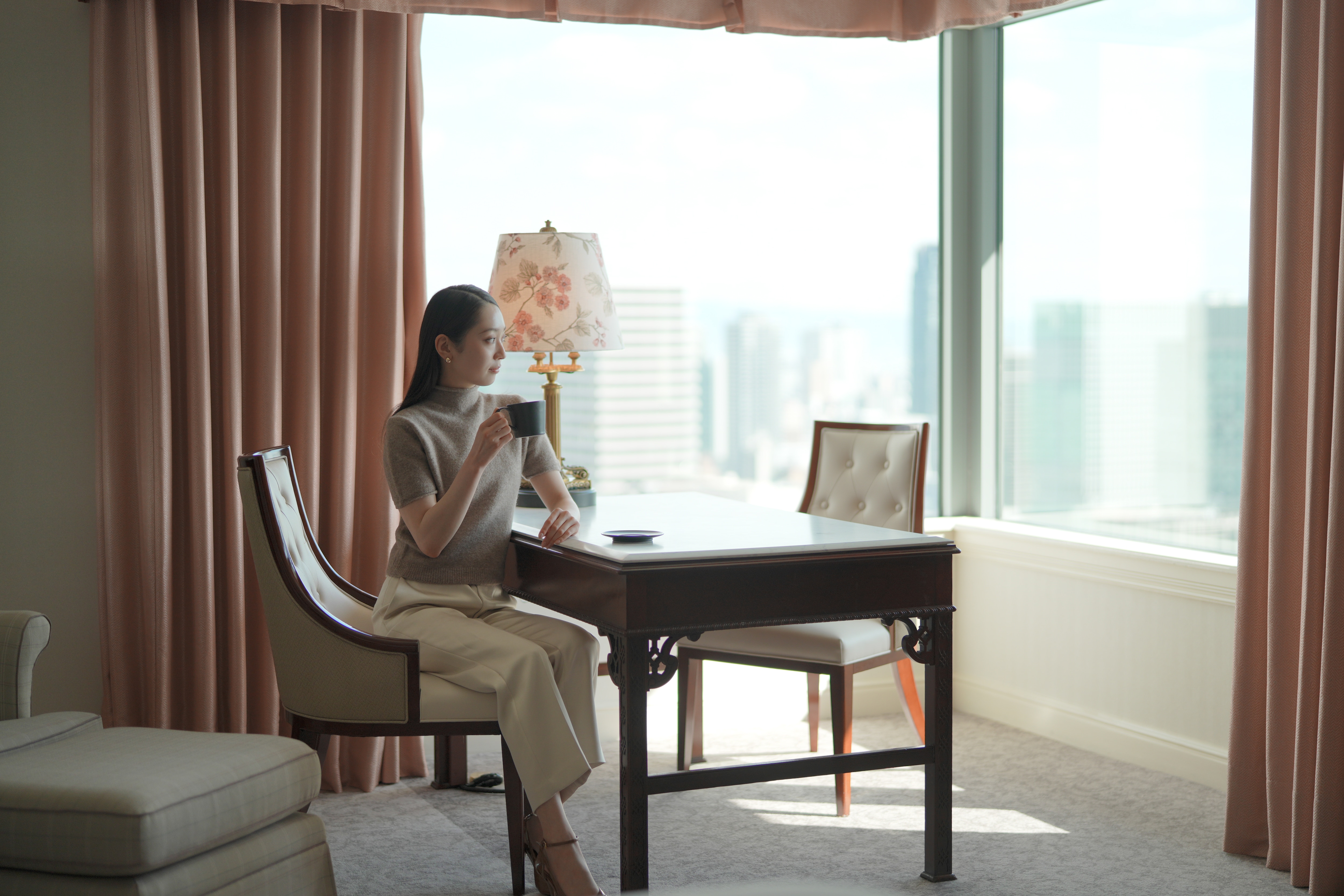 In our deluxe rooms, we provide a work desk by the window, where abundant natural light streams in, a feature unique to corner rooms.