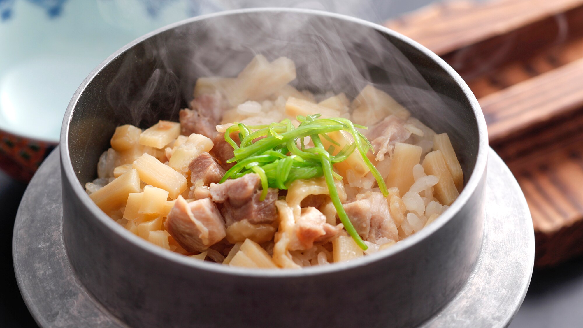 [Gourmet Kaiseki: Awaodori Chicken Kamameshi] The delicious flavor of "Awaodori Chicken" is condensed into a single dish. It has a comforting and soothing taste.