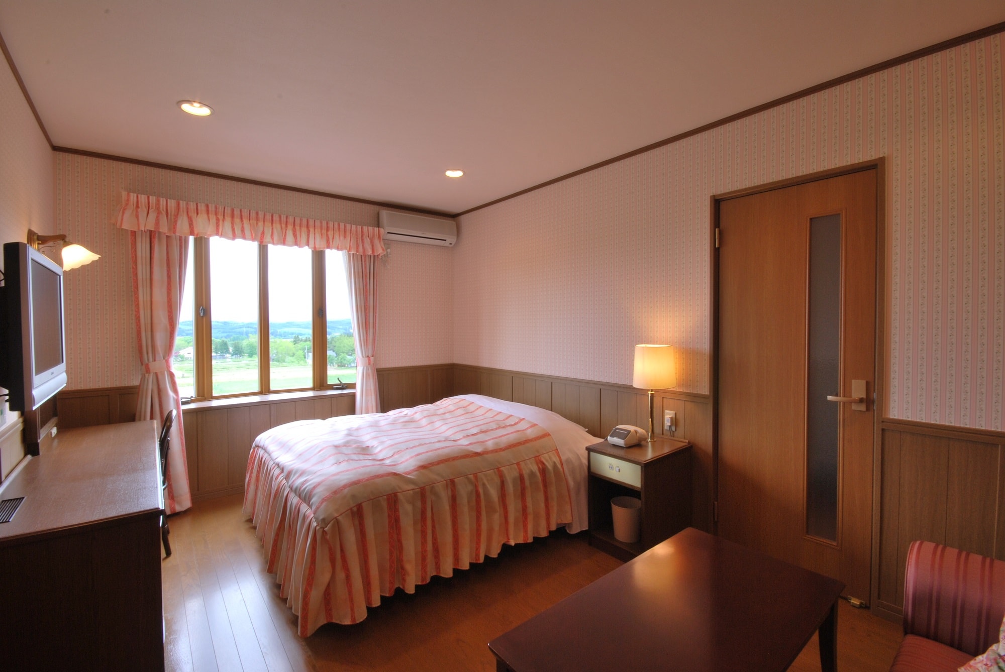 [Guest room with cypress bath with a view of the annex] Double room with a cypress bath with a view of Lake Inawashiro in the distance ♪