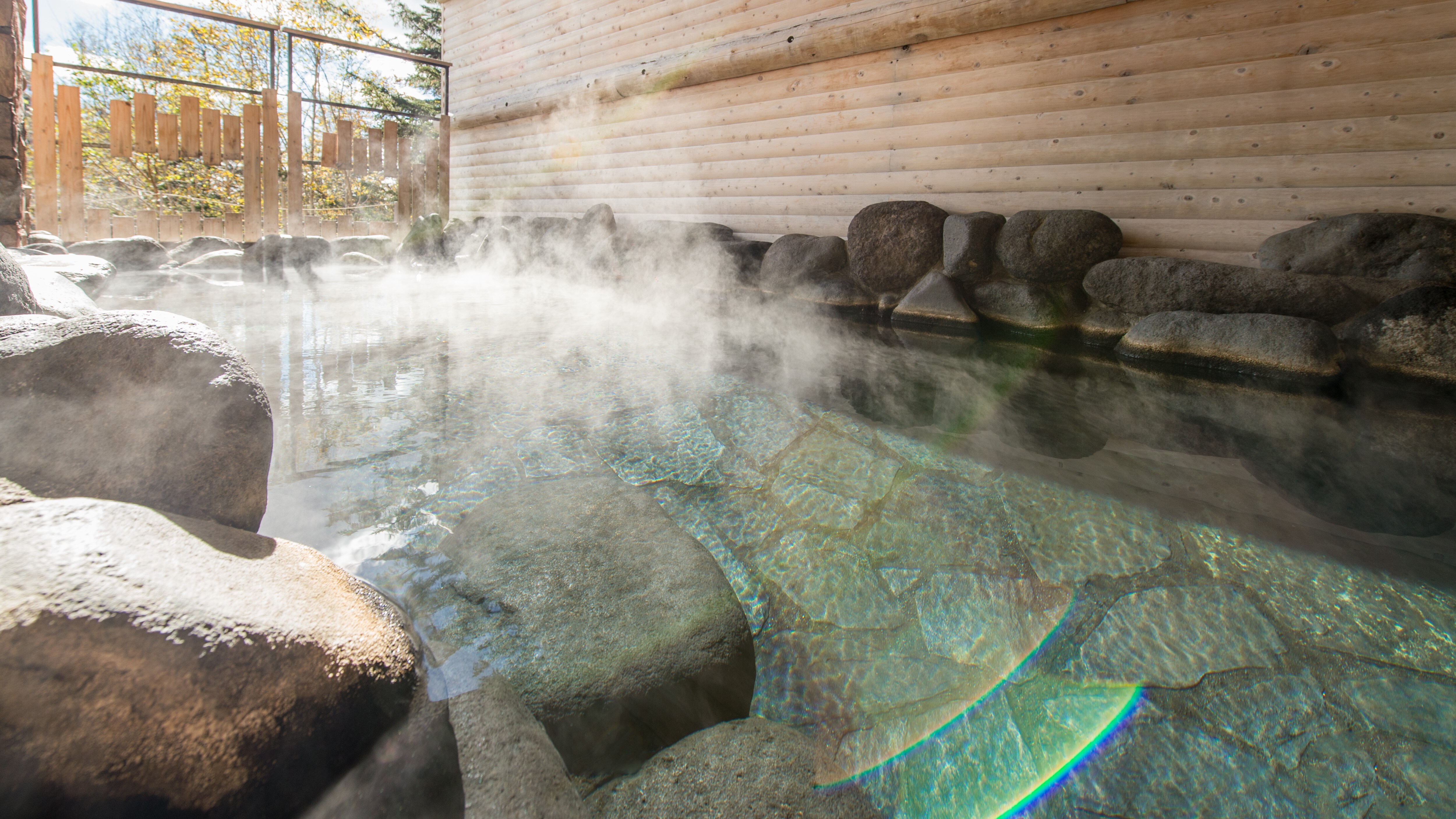 Large communal bath ◆ A rock bath full of wildness, like the rock surface of Daisetsuzan.