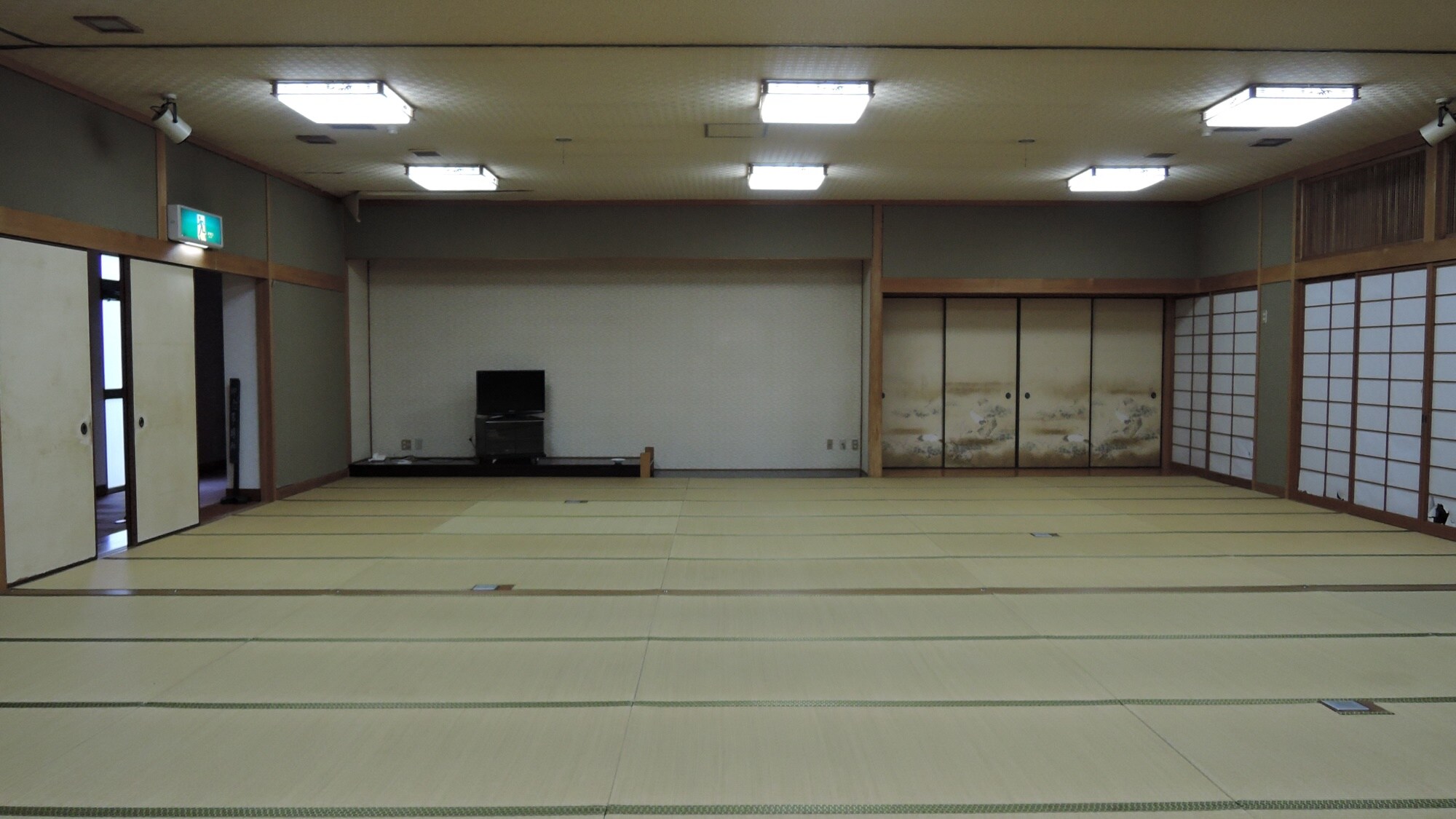 *[Large room] Have a lively time! Stay together in one room