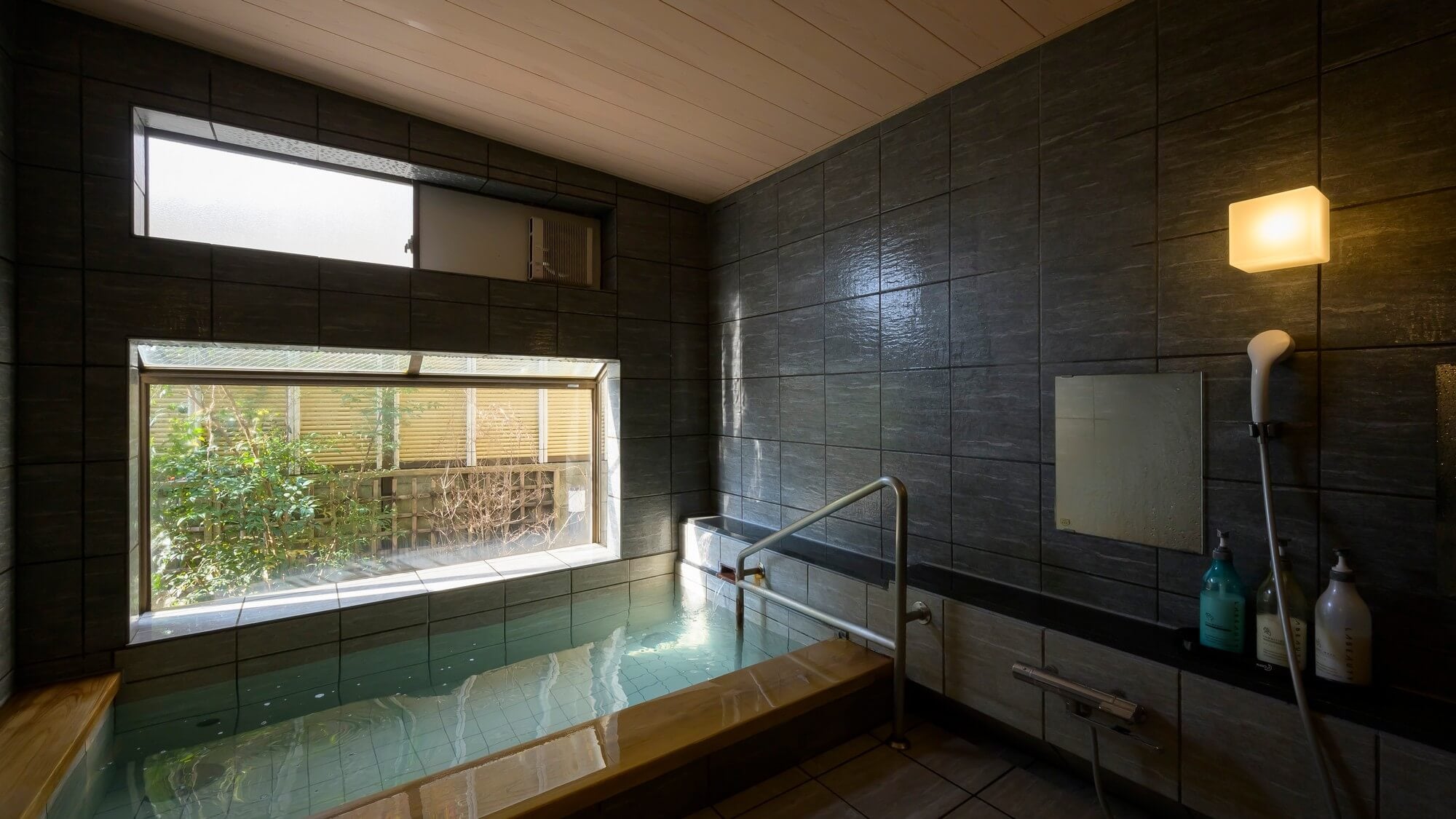 【撫子之湯】可透過房間內的平板電腦預約3處包租浴池（免費）