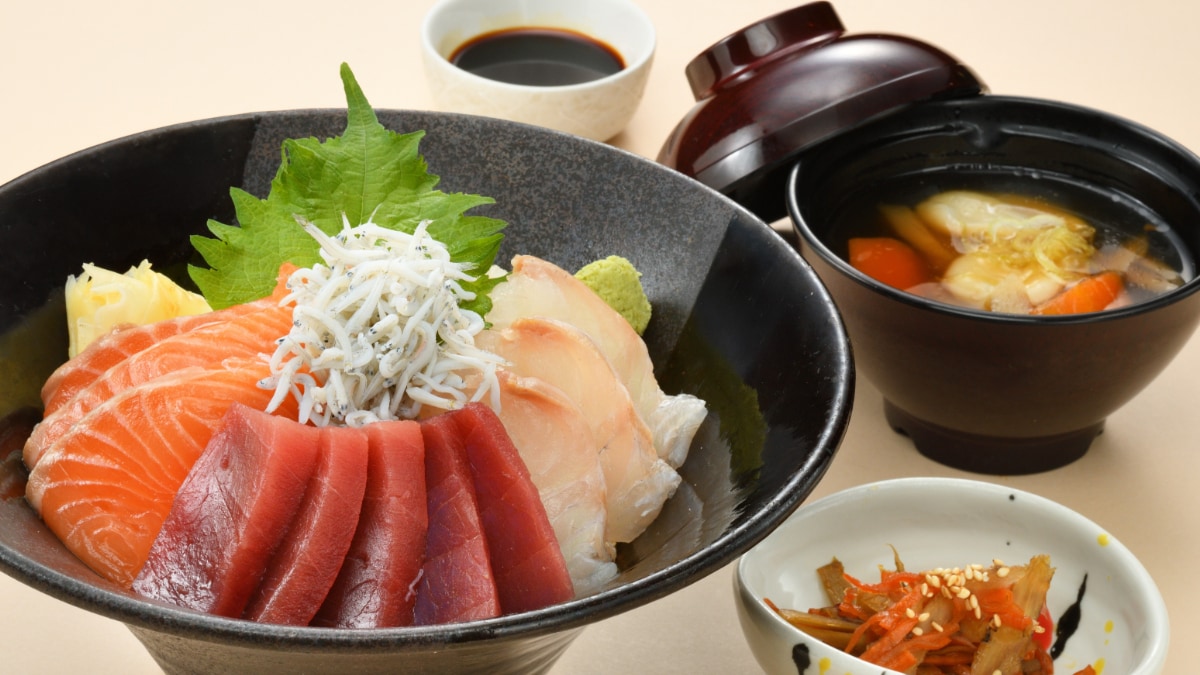 Dinner options include: *Seafood rice bowl (image)