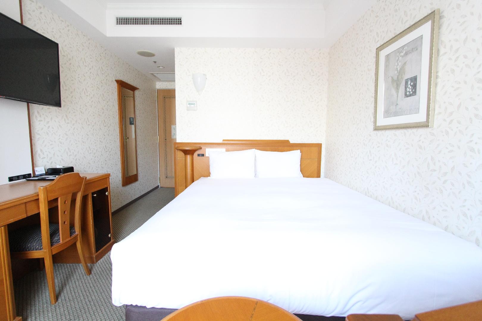 Moderate Queen Room Photo
