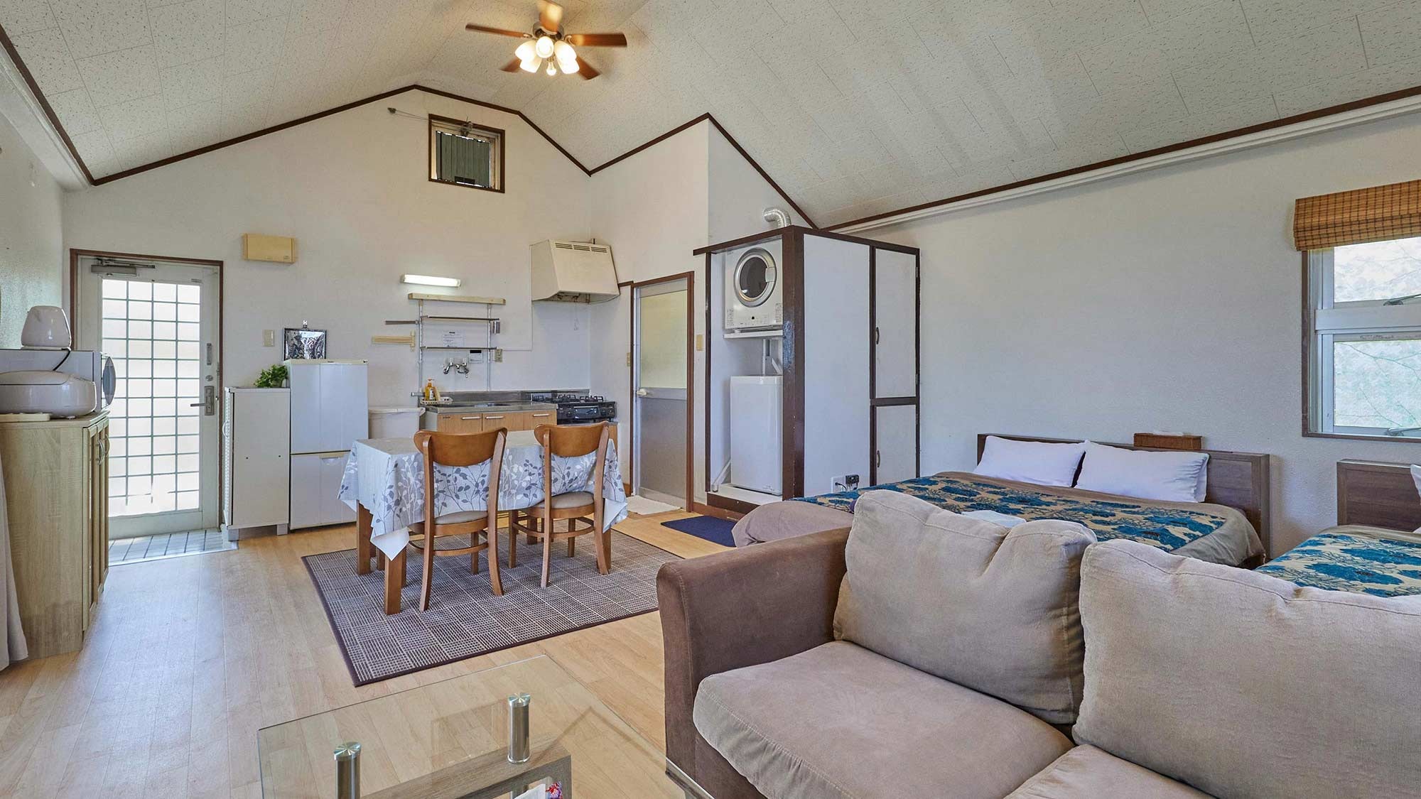 [Hills Churaumi 2nd floor] A spacious single floor with no partitions. You can relax and unwind.