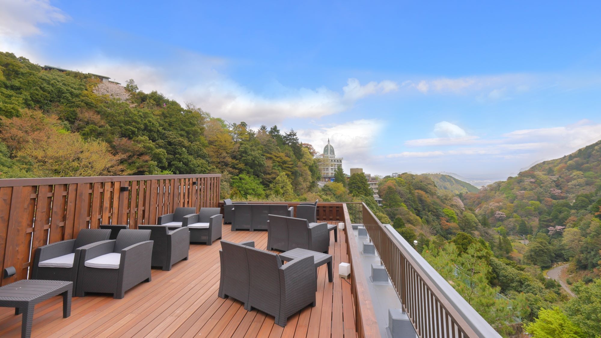 ご宿泊の方は誰でも楽しめる！御在所岳を望む展望テラス「antelope」