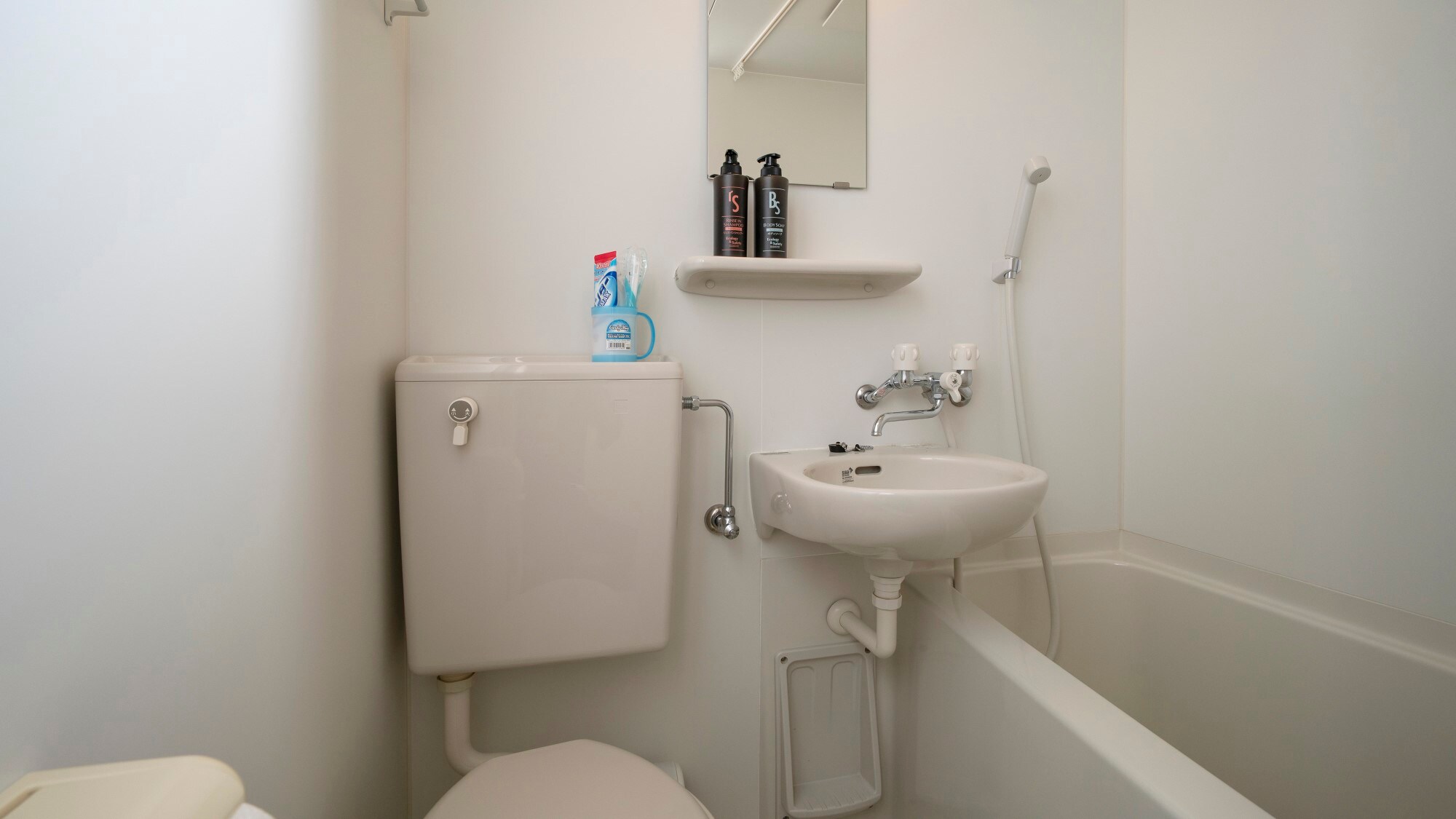 Single room: Each room has a unit bath. Of course, we also provide amenities.