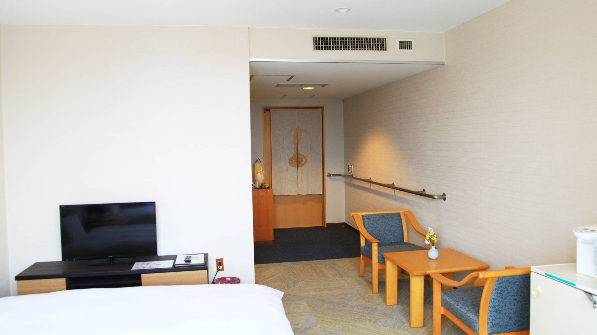 [Western-style twin room] A room with a shower room and a barrier-free Western-style toilet.
