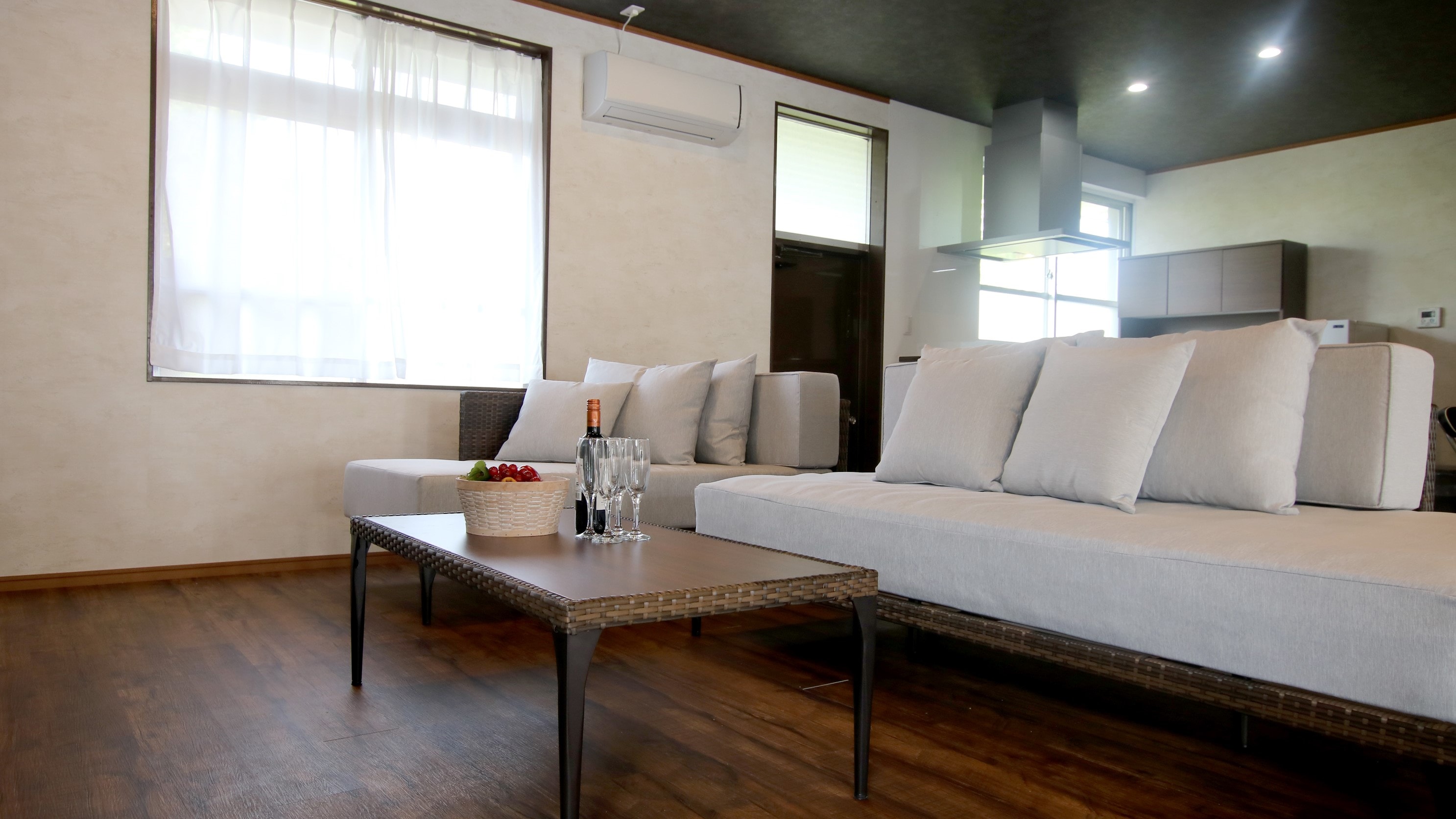 Không gian sống rộng rãi với ghế sofa lớn