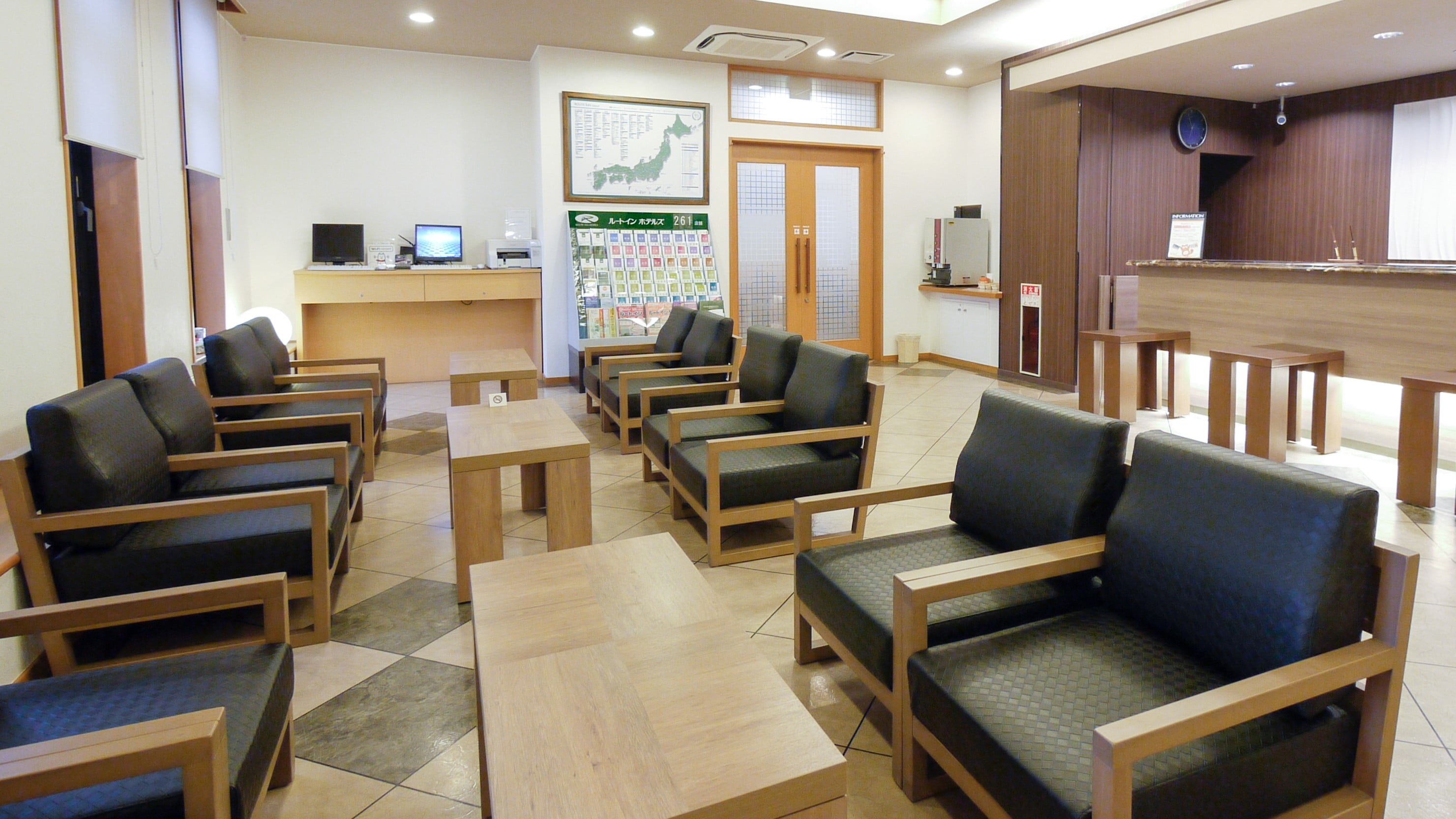 柔らかな日差しが差し込む明るいロビー。2015年12月に全館リニューアルしております。