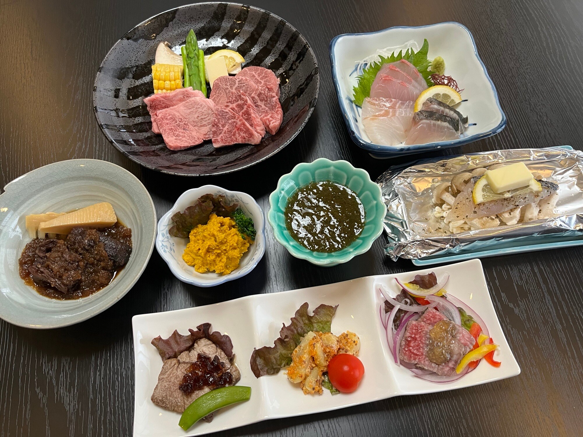 Foto keseluruhan makan malam