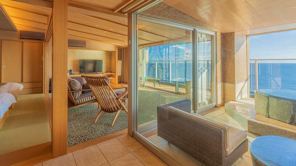 位于6楼、最上层的客房，设有自由流动的观景浴池【Yu Kagari】，一边眺望太平洋，一边放松身心。